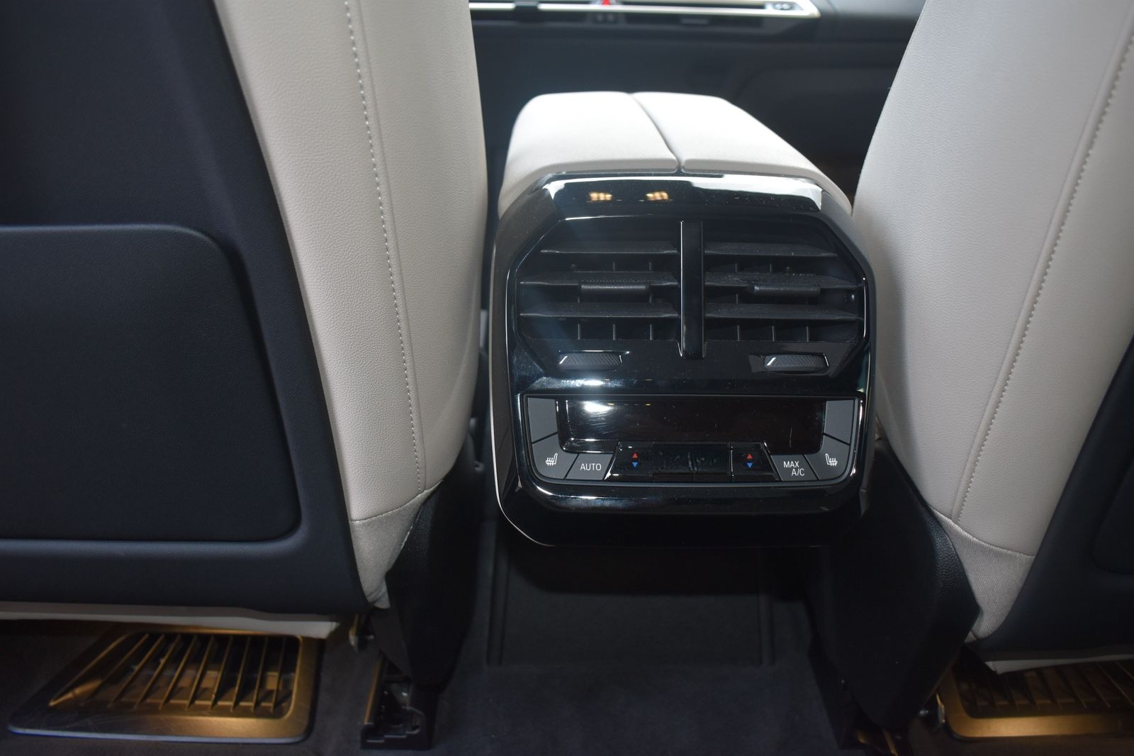 BMW iX xDrive40 Sportpaket HK HiFi DAB Pano.Dach foto 11