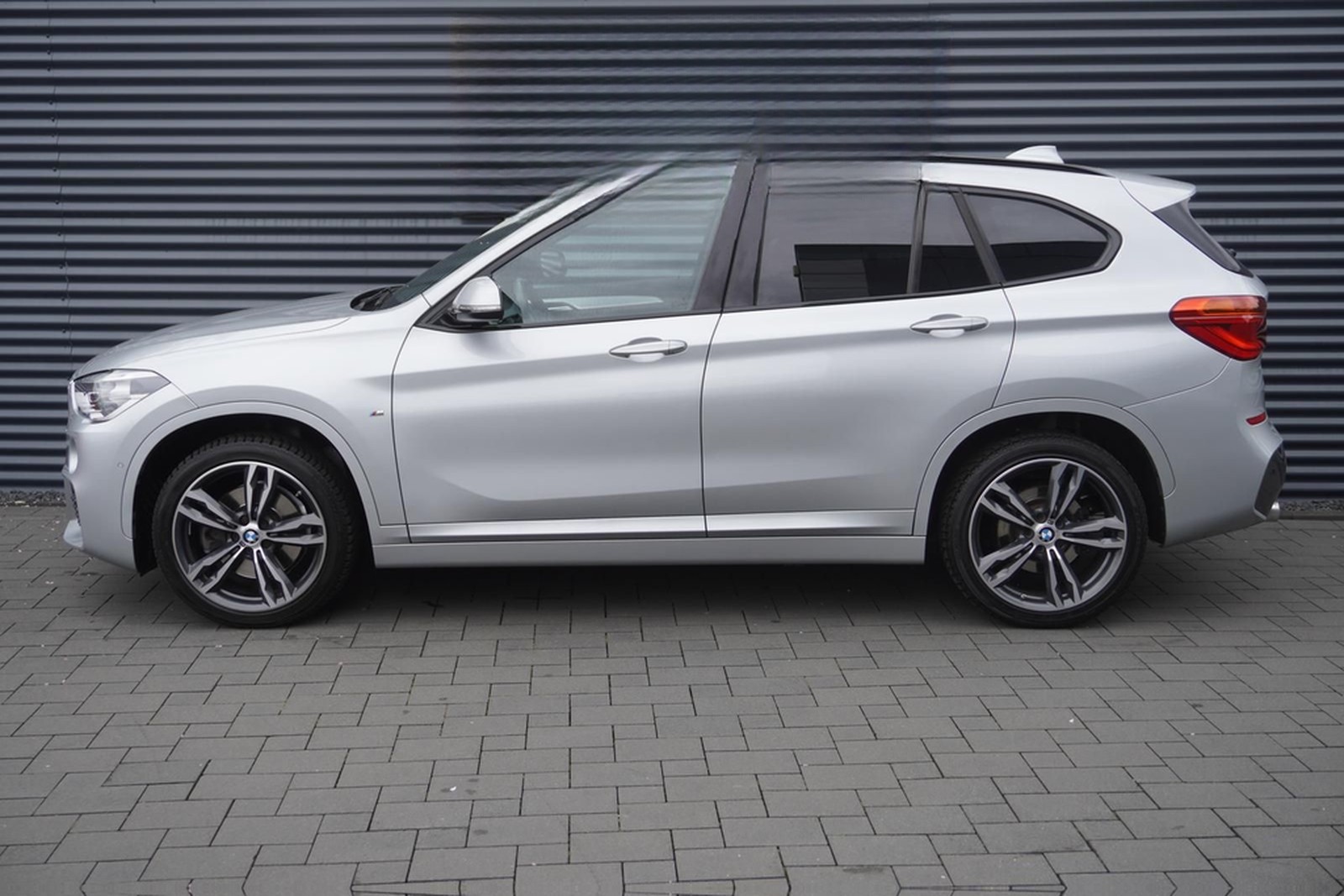 BMW X1 xDrive20i M-SPORTPAKET|HEAD-UP|PANORAMA|LED| foto 4