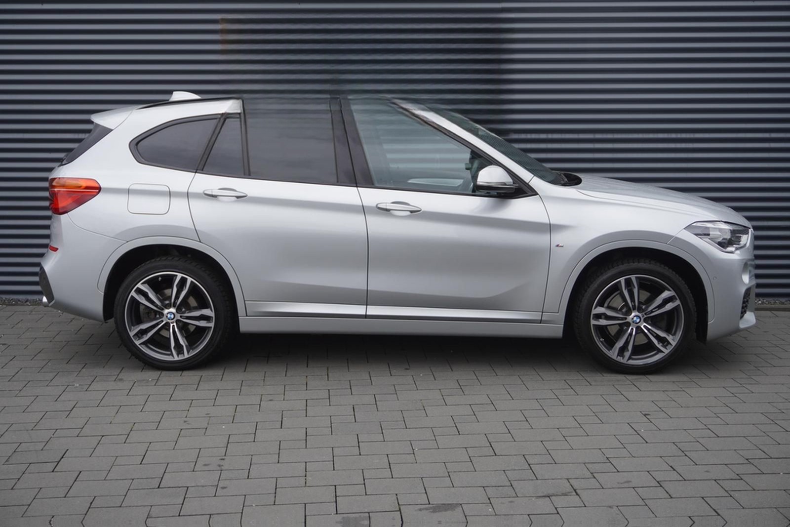 BMW X1 xDrive20i M-SPORTPAKET|HEAD-UP|PANORAMA|LED| foto 5