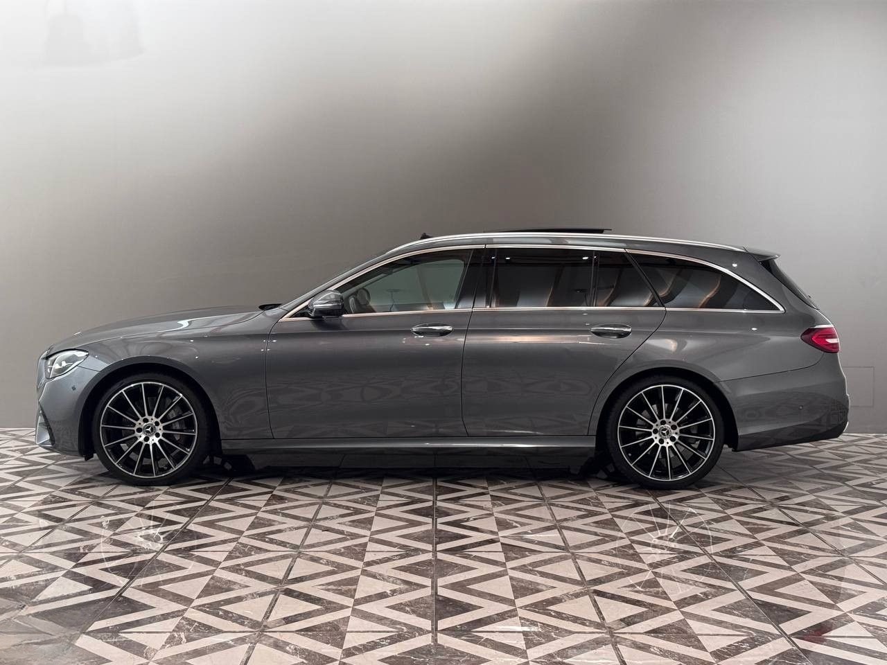 Mercedes-Benz E 400  T AMG Line 4Matic Sonderausstattung Pano. foto 3