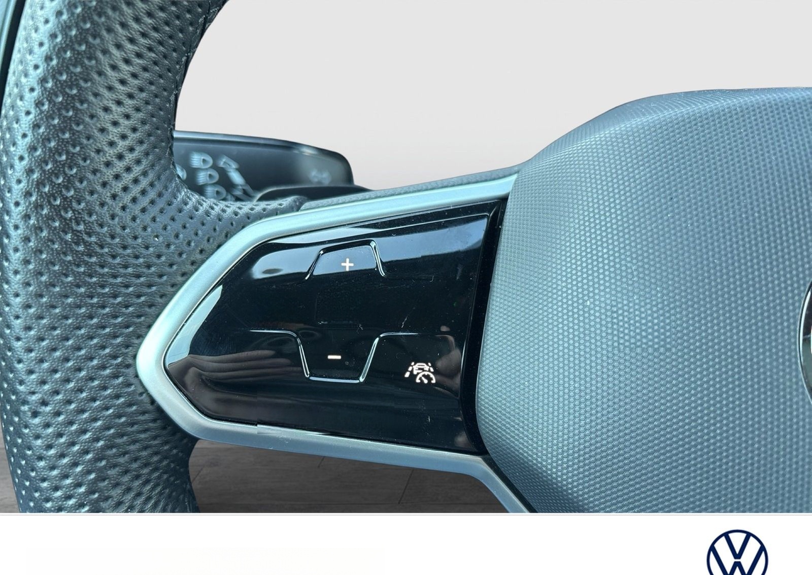 Volkswagen Golf VIII 1.5 eTSI R-LINE AHK CAM ACC CARPLAY foto 15