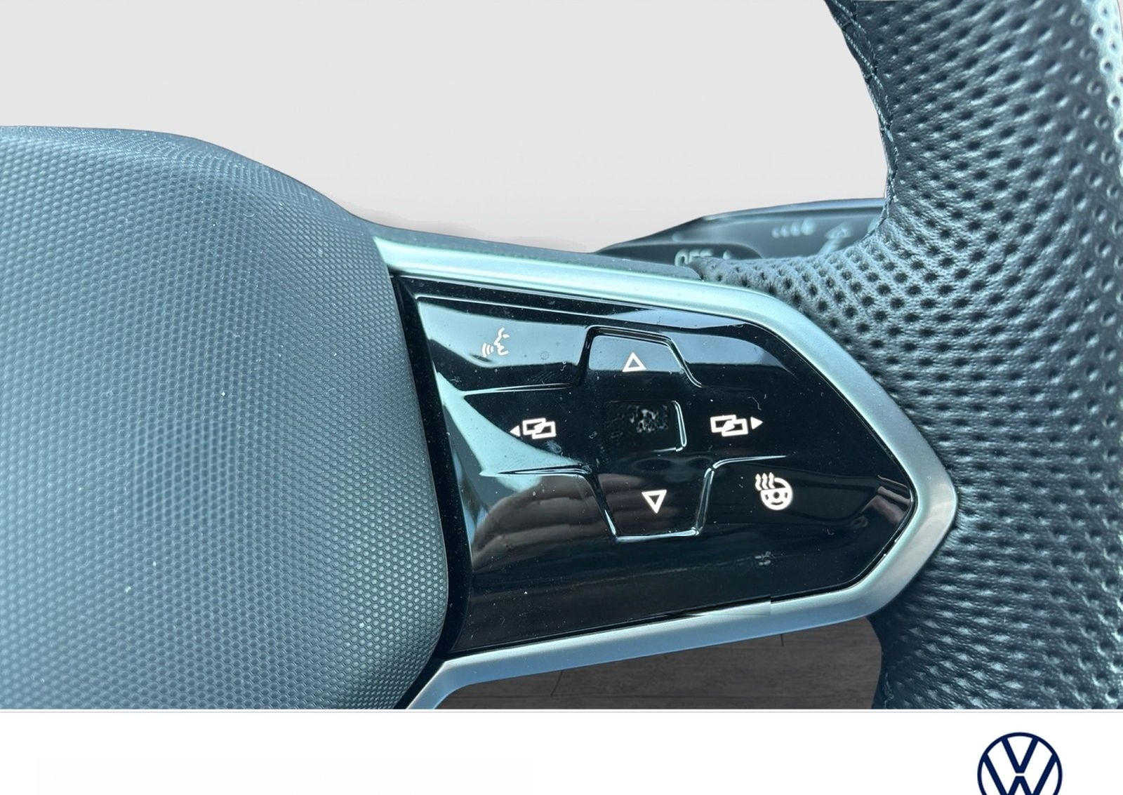 Volkswagen Golf VIII 1.5 eTSI R-LINE AHK CAM ACC CARPLAY foto 16