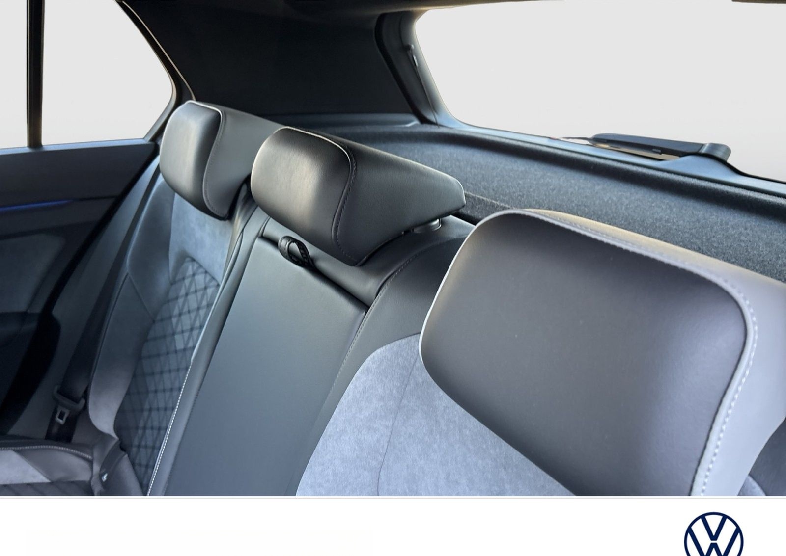 Volkswagen Golf VIII 1.5 eTSI R-LINE AHK CAM ACC CARPLAY foto 9
