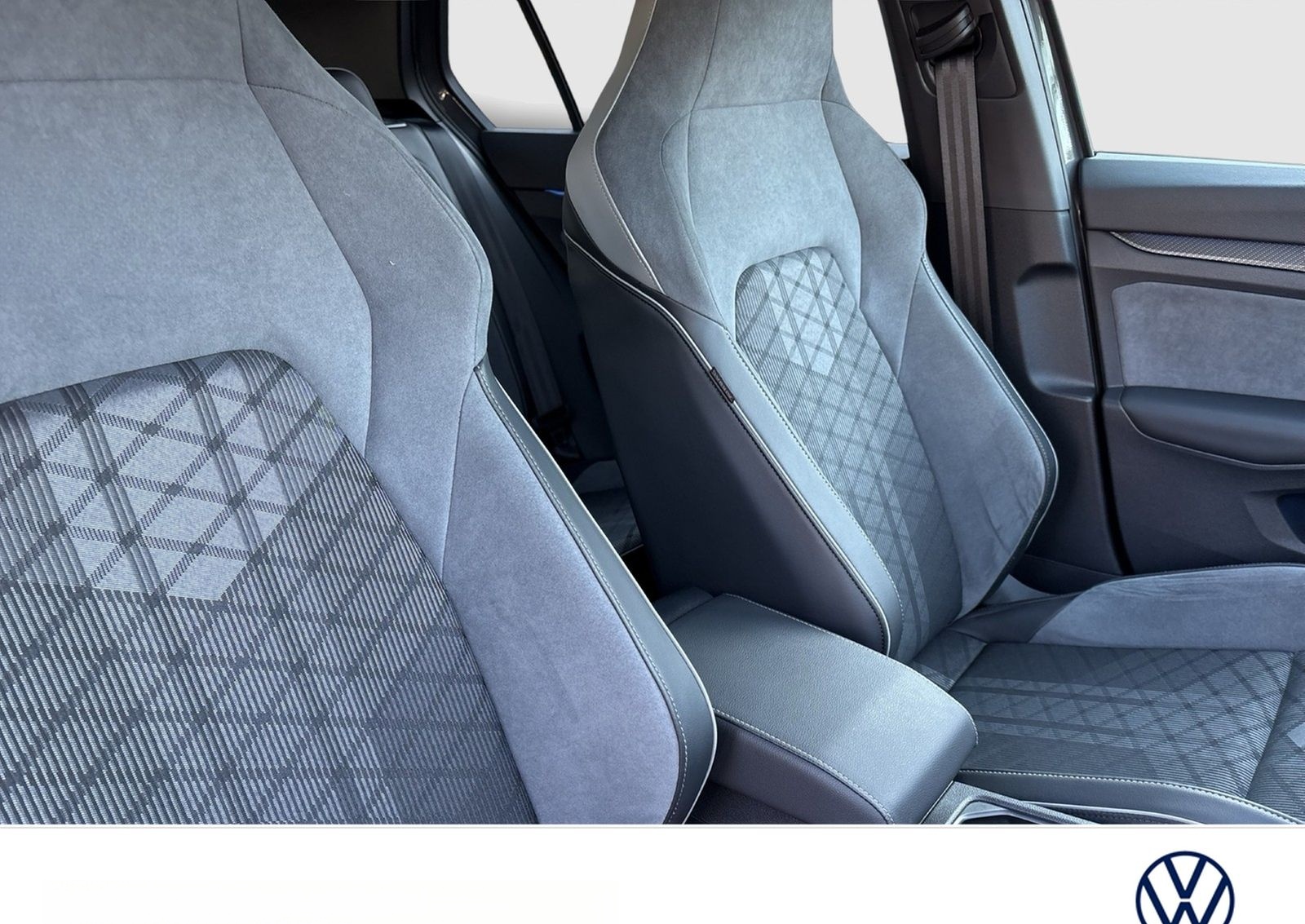 Volkswagen Golf VIII 1.5 eTSI R-LINE AHK CAM ACC CARPLAY foto 10