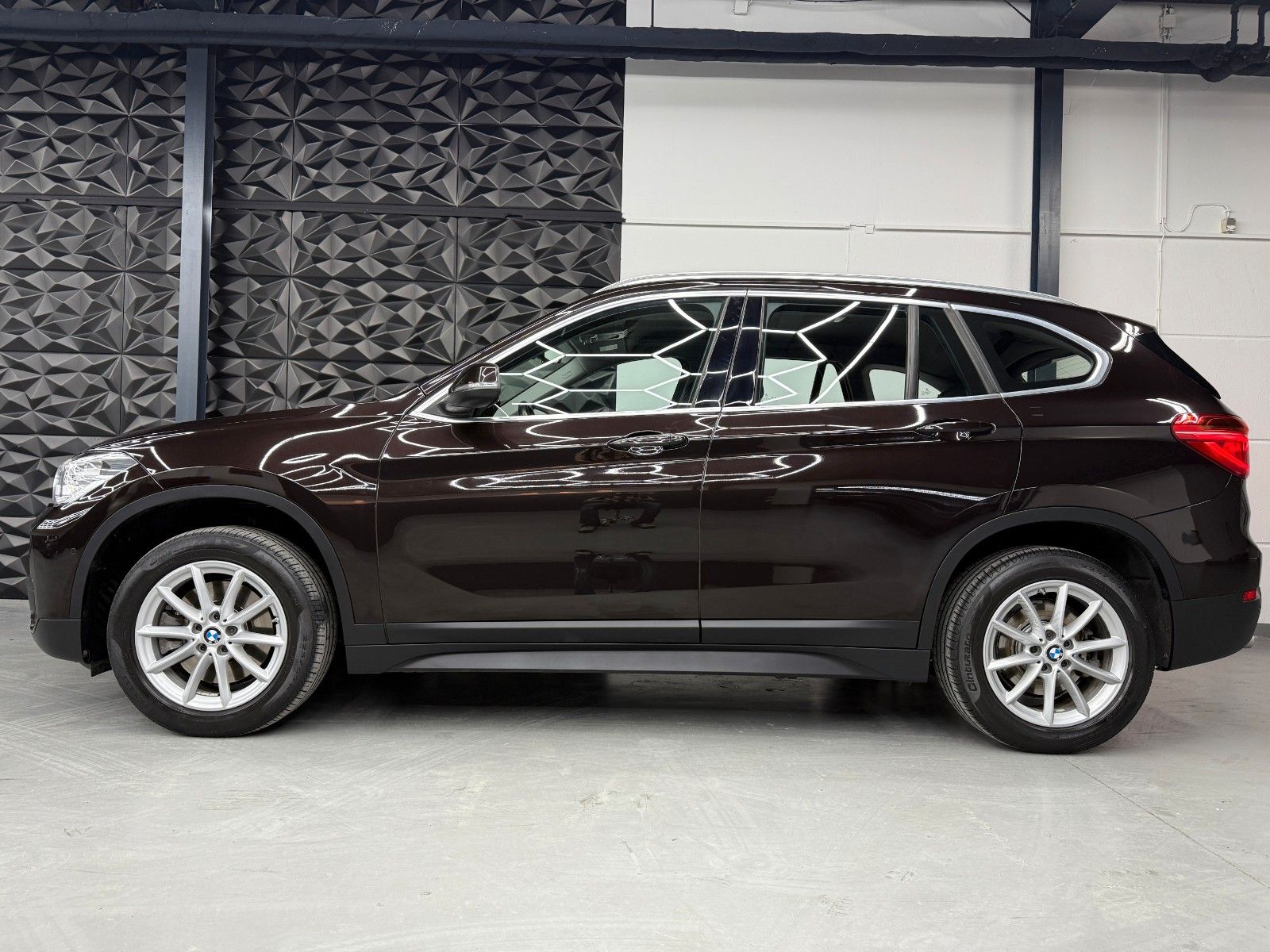 BMW X1 sDrive20i AUTOMATIK*HUD*KAMERA*AHK*KEYLESS foto 4