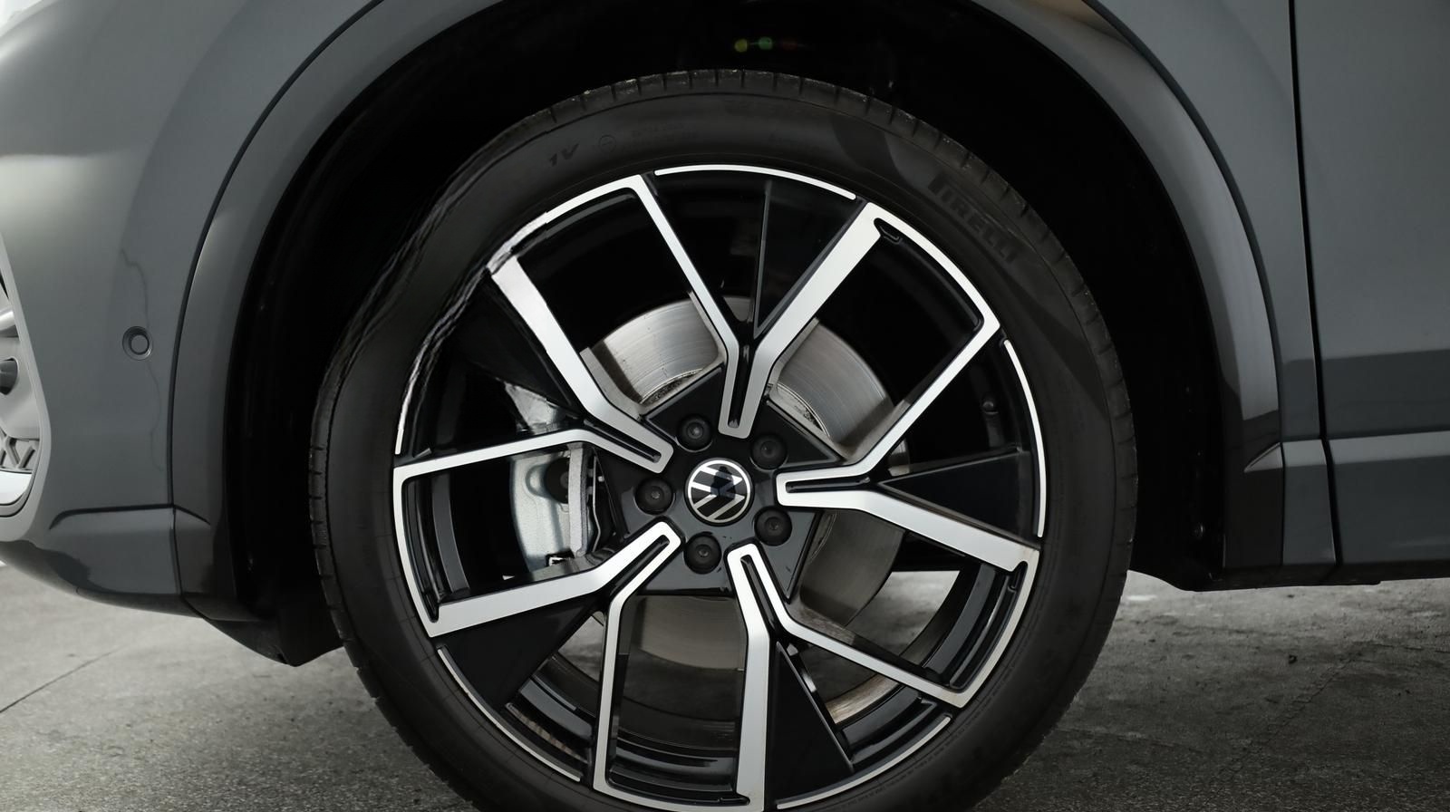 Volkswagen Tiguan 2.0 TDI DSG R-Line IQ Pano Navi KeyGo 360 foto 19