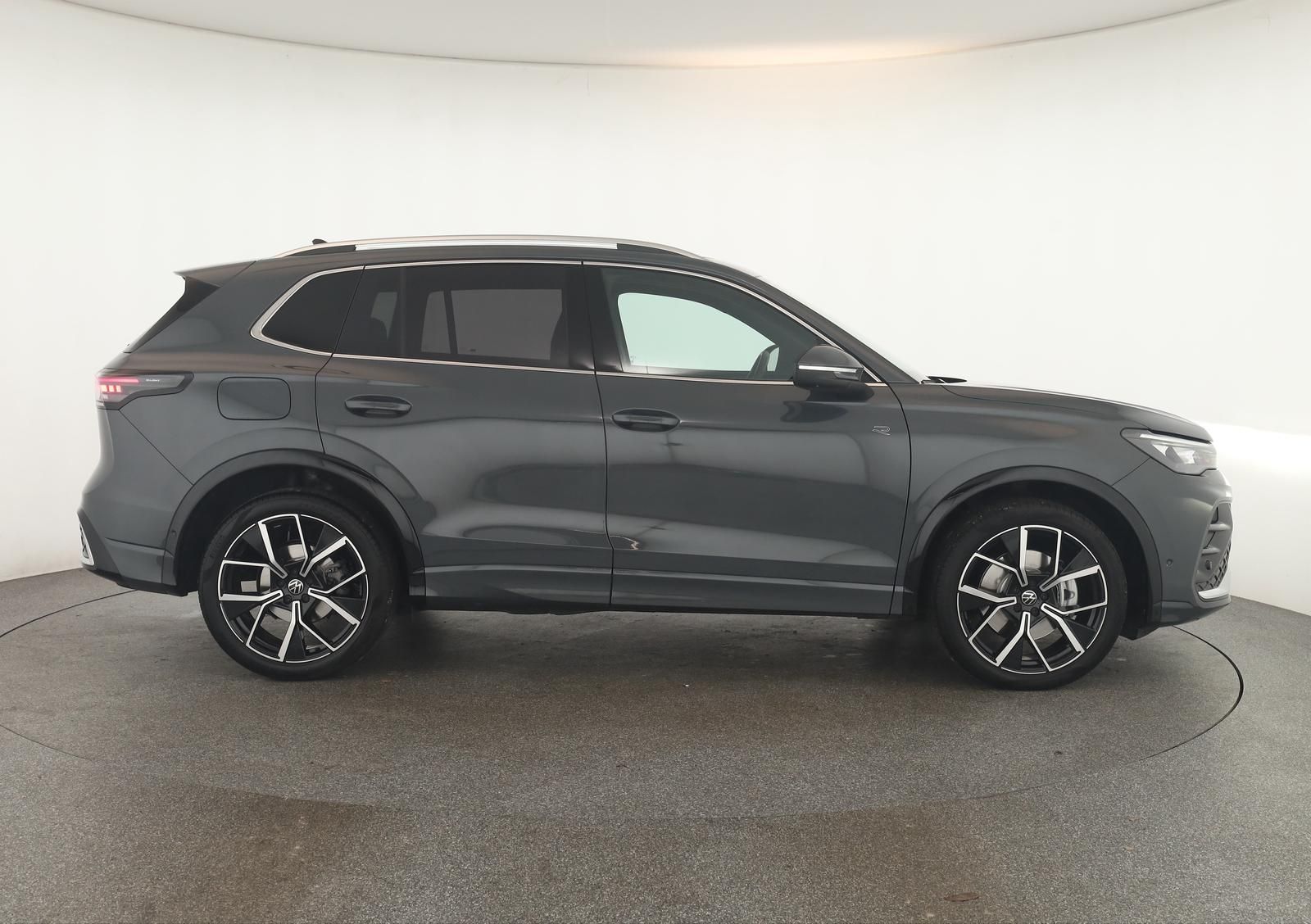 Volkswagen Tiguan 2.0 TDI DSG R-Line IQ Pano Navi KeyGo 360 foto 4