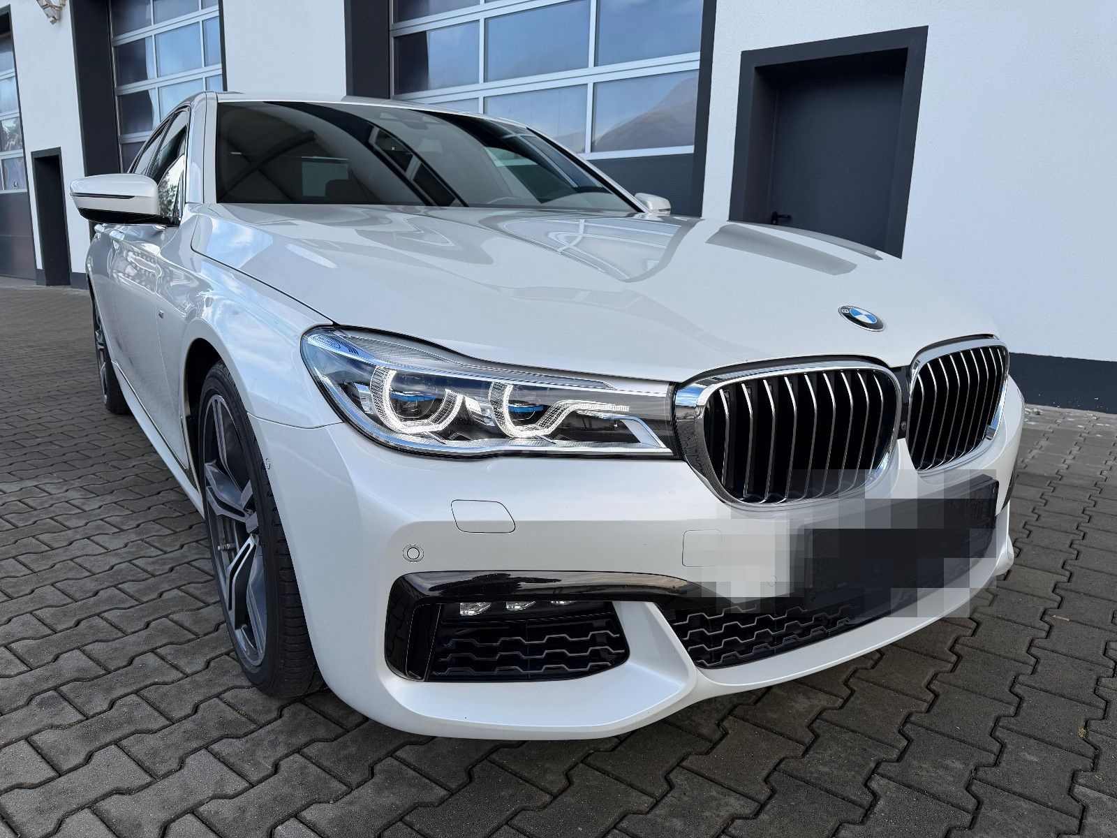 BMW 750ixDrive M-SPORT/MASSAGE/AHK/NIGHTV./LASER/H&K