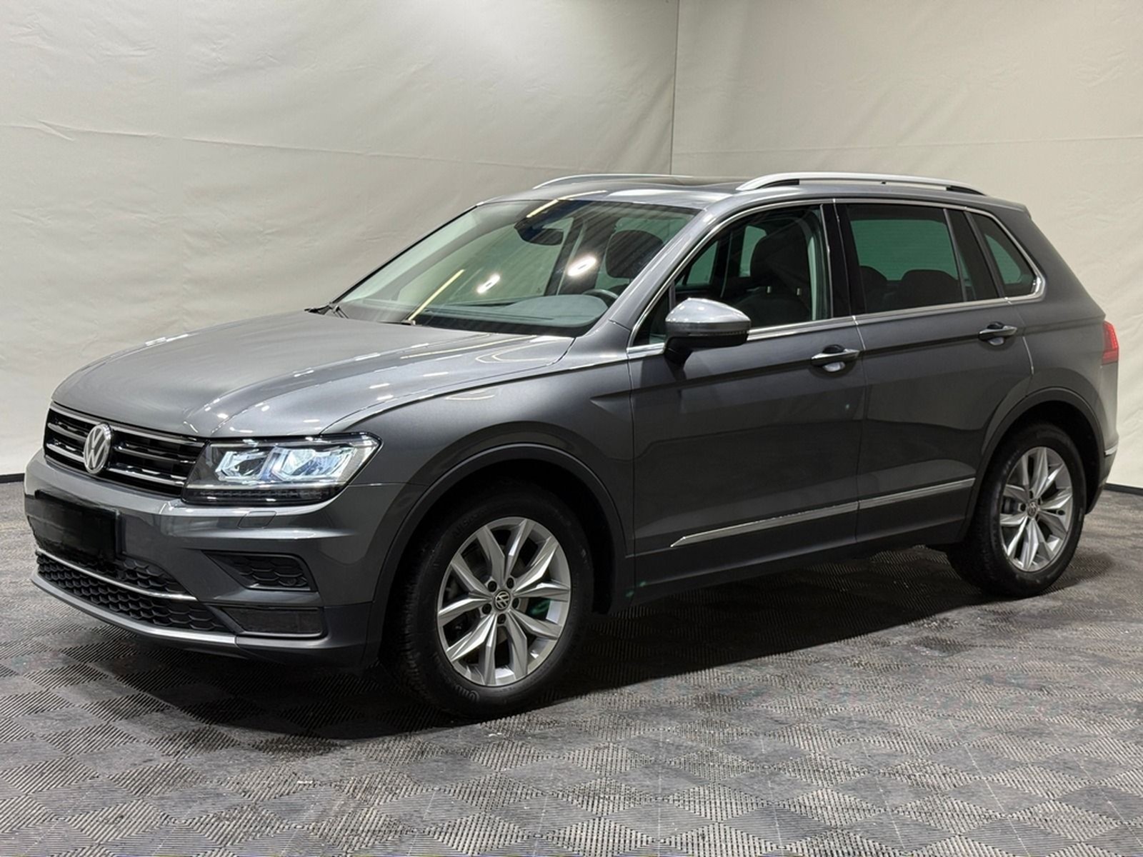 Volkswagen Tiguan Highline 2.0 TDI | PANO LED ACC PDC DAB foto 2