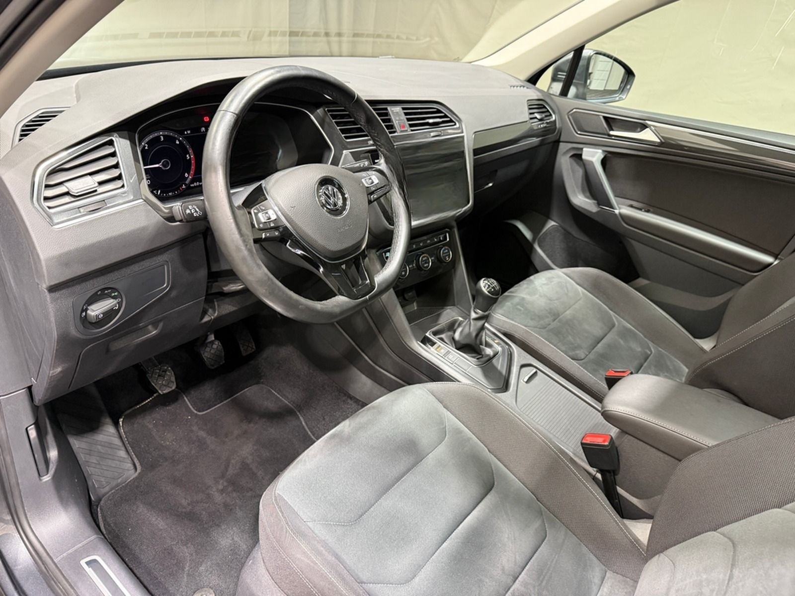 Volkswagen Tiguan Highline 2.0 TDI | PANO LED ACC PDC DAB foto 16