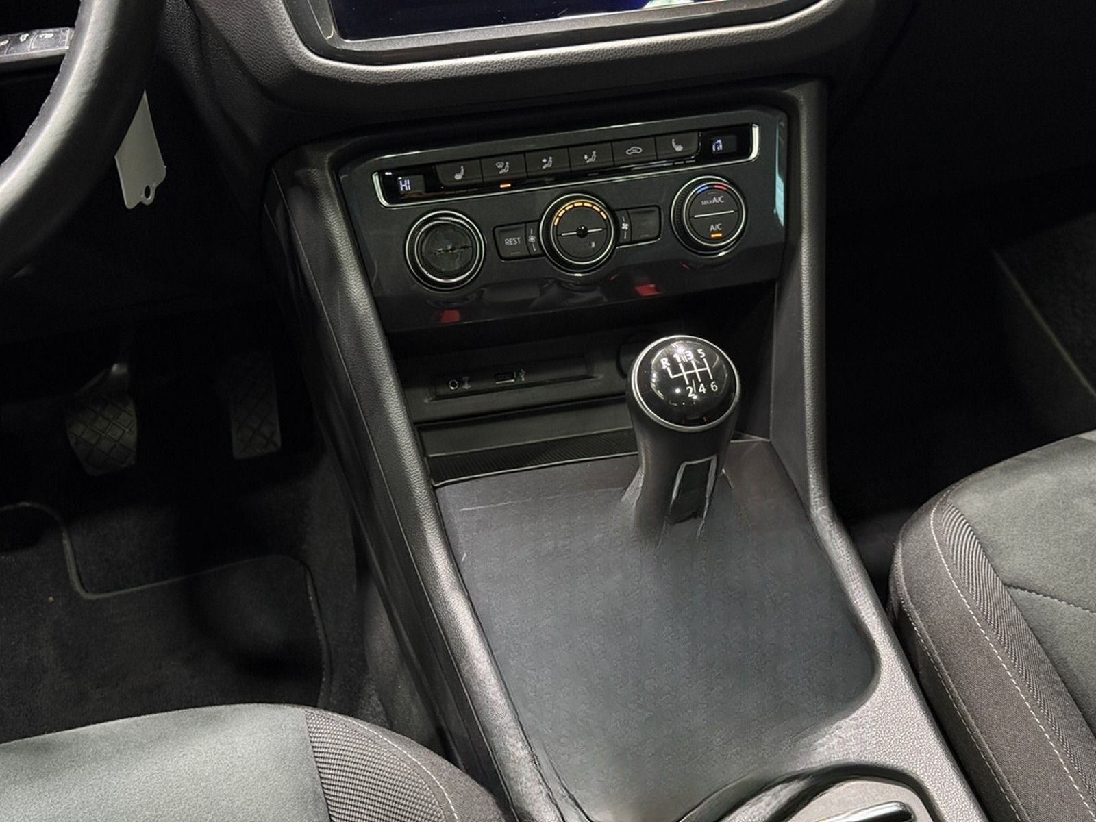 Volkswagen Tiguan Highline 2.0 TDI | PANO LED ACC PDC DAB foto 9
