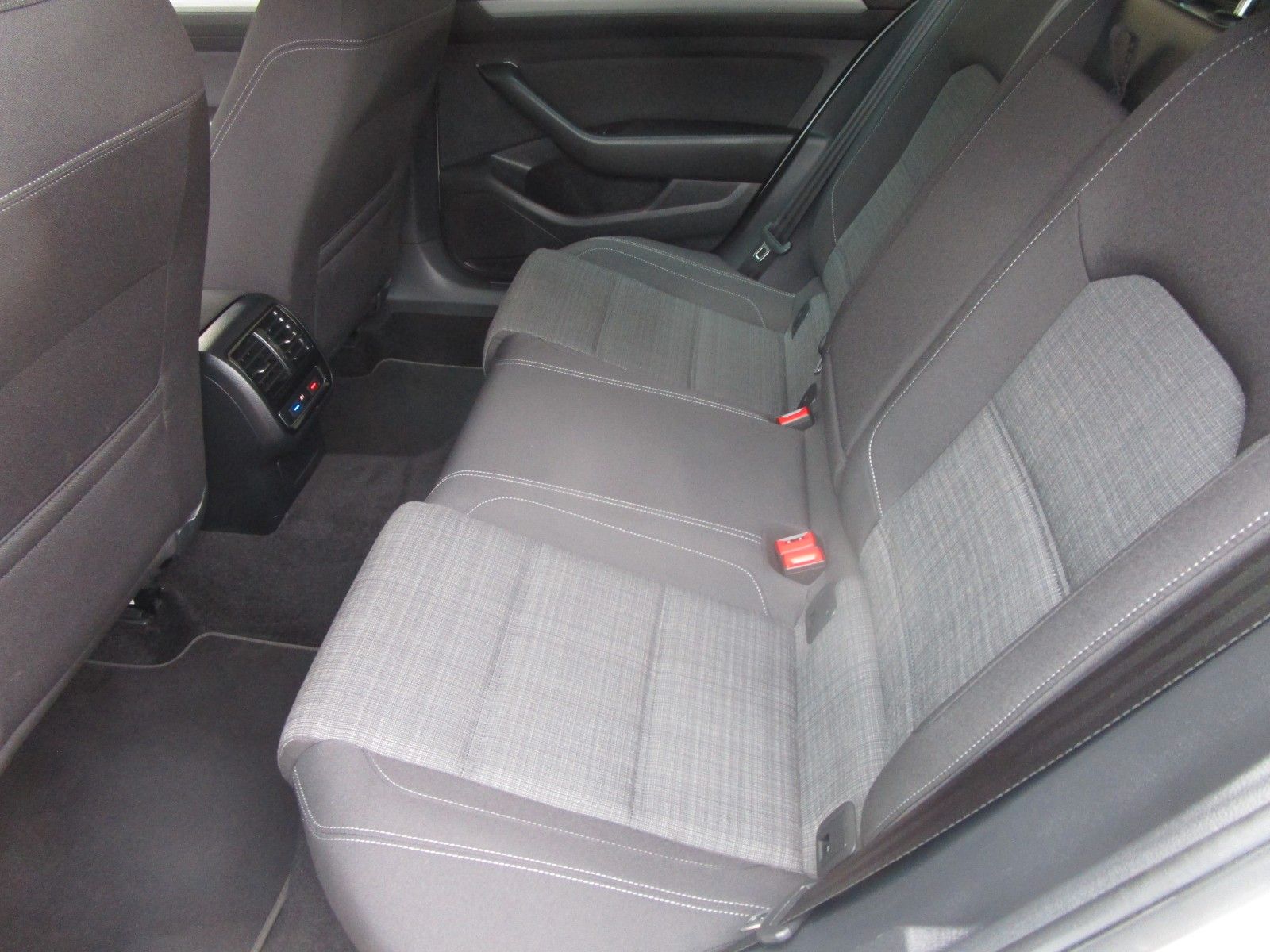 Volkswagen Passat Variant Business foto 6
