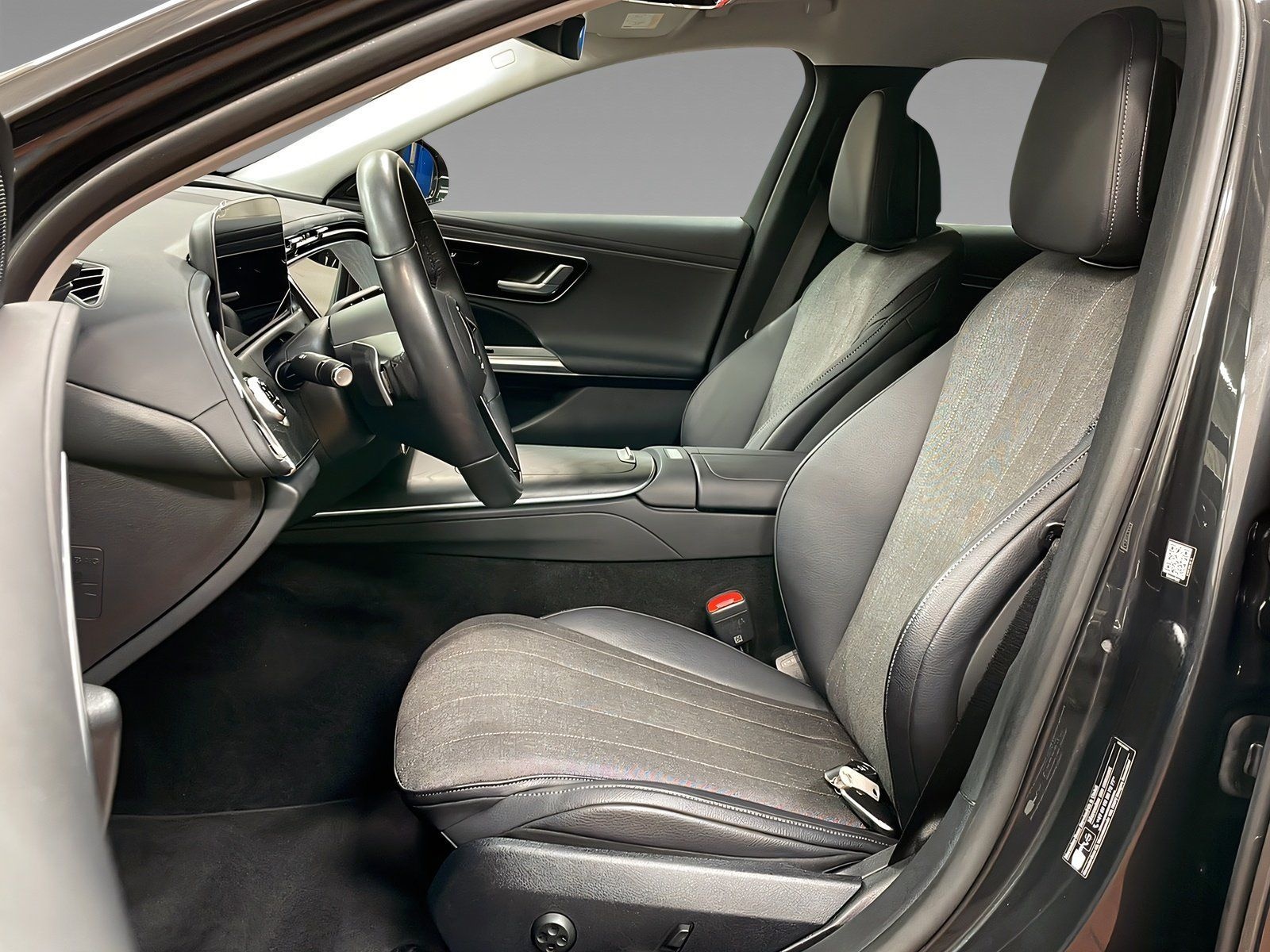 Mercedes-Benz E 200 AVANTGARDE+LED+AHK+Kam+TotW+LrHz+DAB+Ambie foto 9