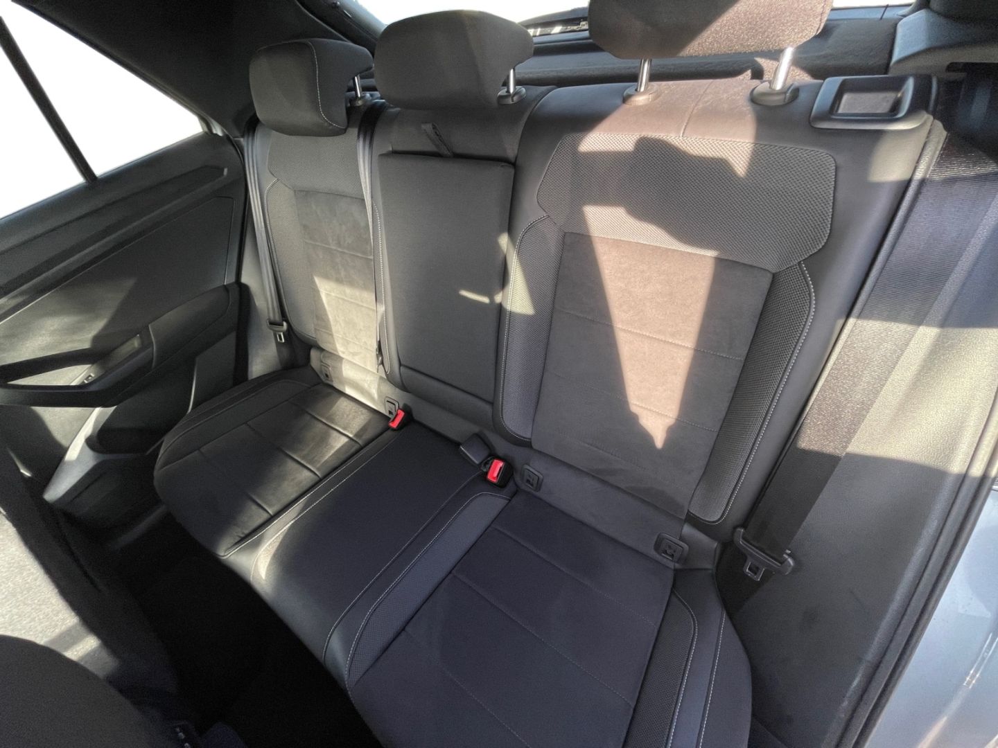 Volkswagen T-Roc R-Line 1.0 TSI LED+/NAVI/KAMERA/APP/5J.GAR foto 13