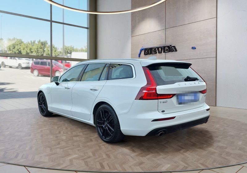 Volvo V60 T6 Twin Engine AWD 8*Alu/LED/Navi/el.Klappe foto 3