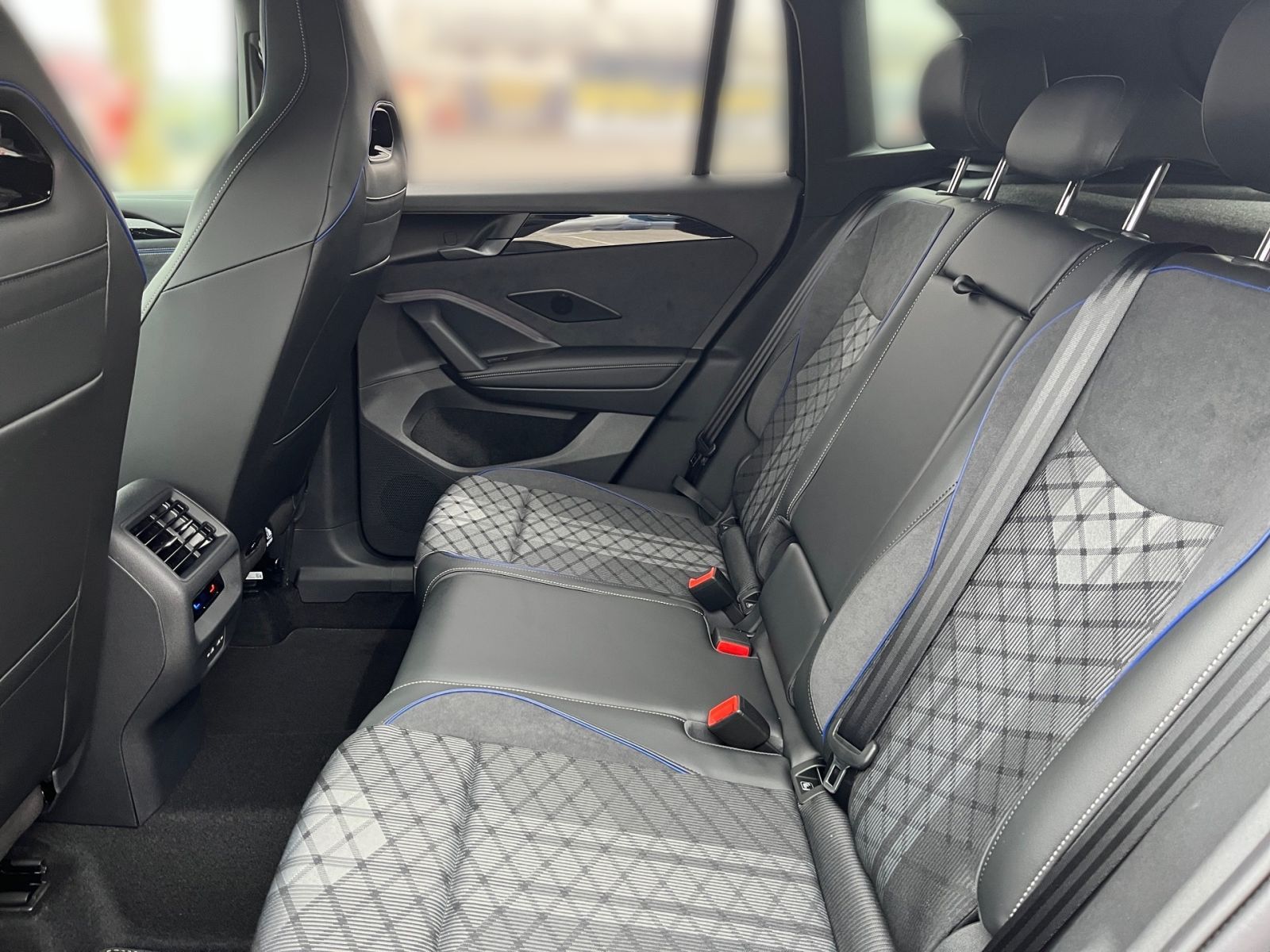 Volkswagen Tiguan R-Line 1.5 eTSI OPF 110 kW (150 PS) DSG foto 11