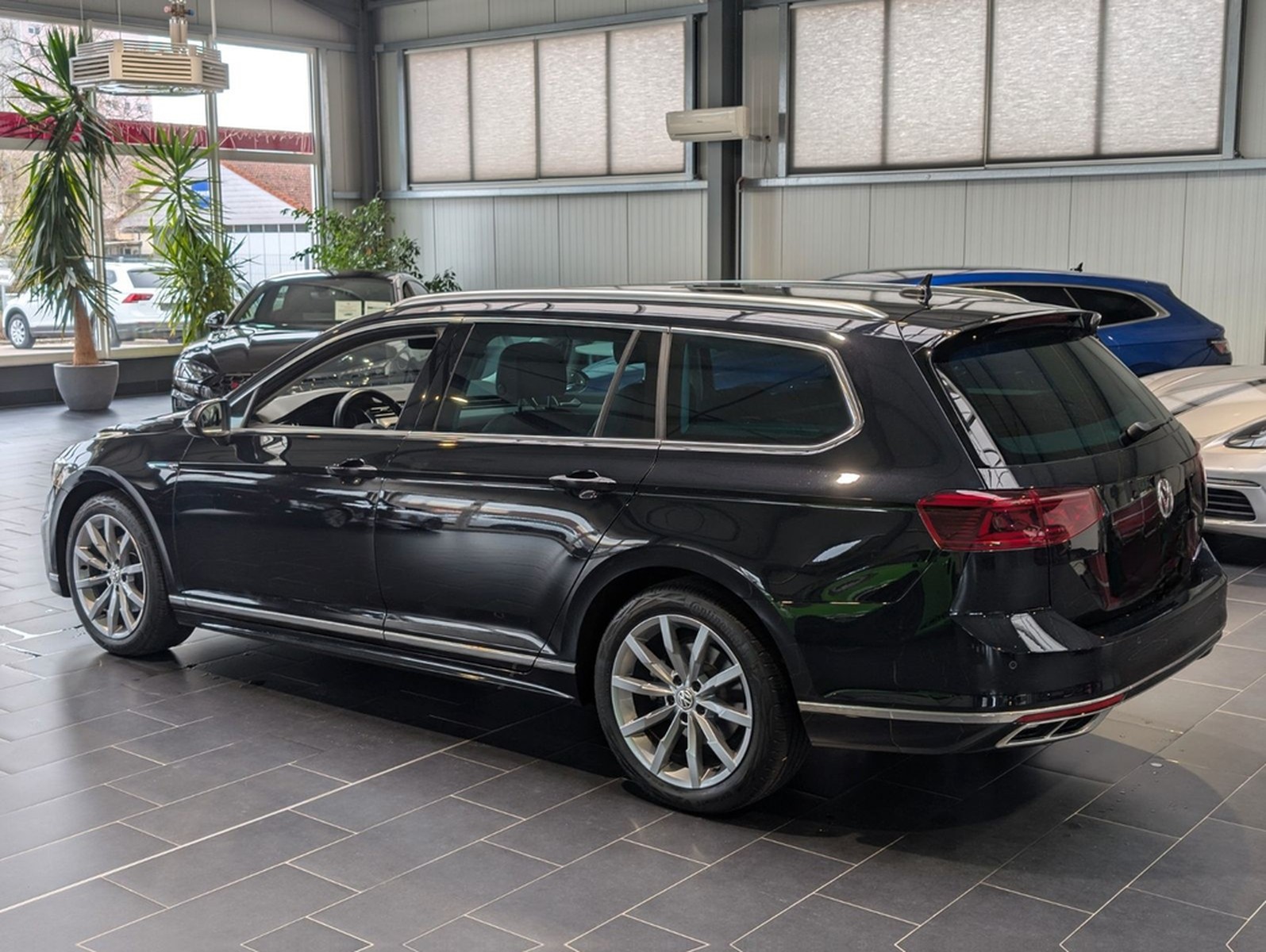 Volkswagen Passat Variant 2.0 TDI SCR DSG Elegance R-Line foto 2