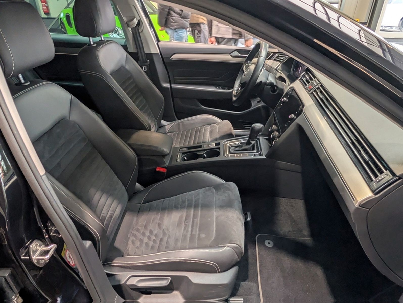 Volkswagen Passat Variant 2.0 TDI SCR DSG Elegance R-Line foto 11