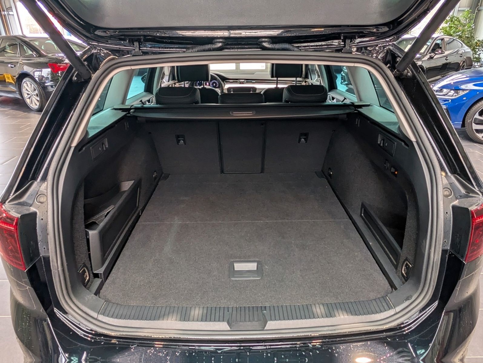 Volkswagen Passat Variant 2.0 TDI SCR DSG Elegance R-Line foto 12