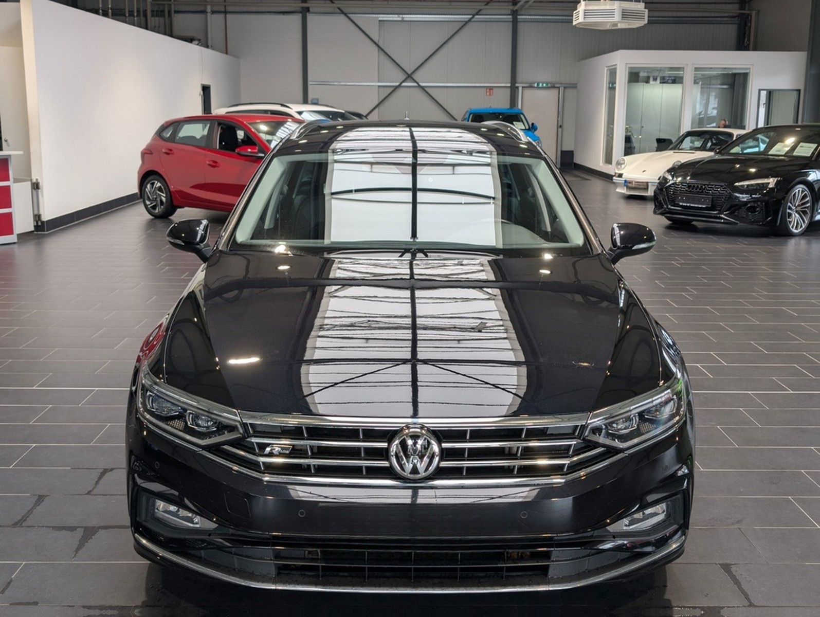 Volkswagen Passat Variant 2.0 TDI SCR DSG Elegance R-Line foto 3