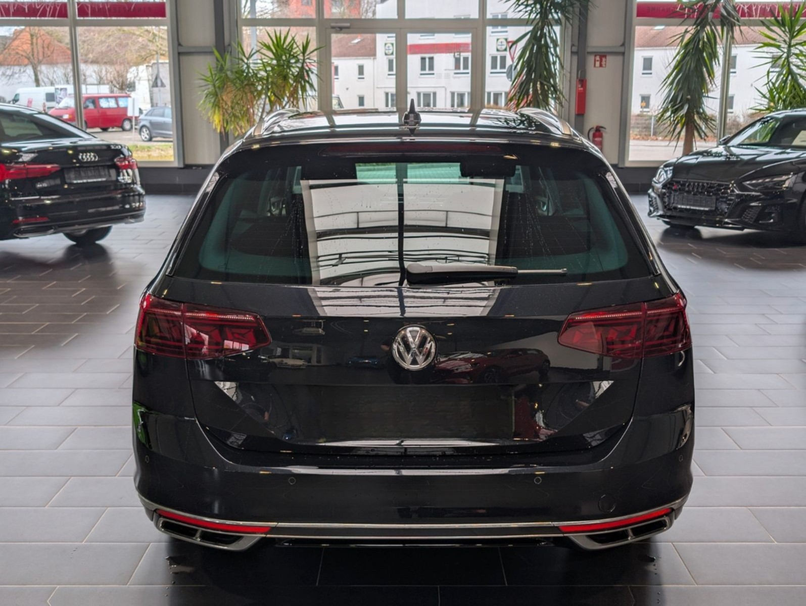 Volkswagen Passat Variant 2.0 TDI SCR DSG Elegance R-Line foto 4