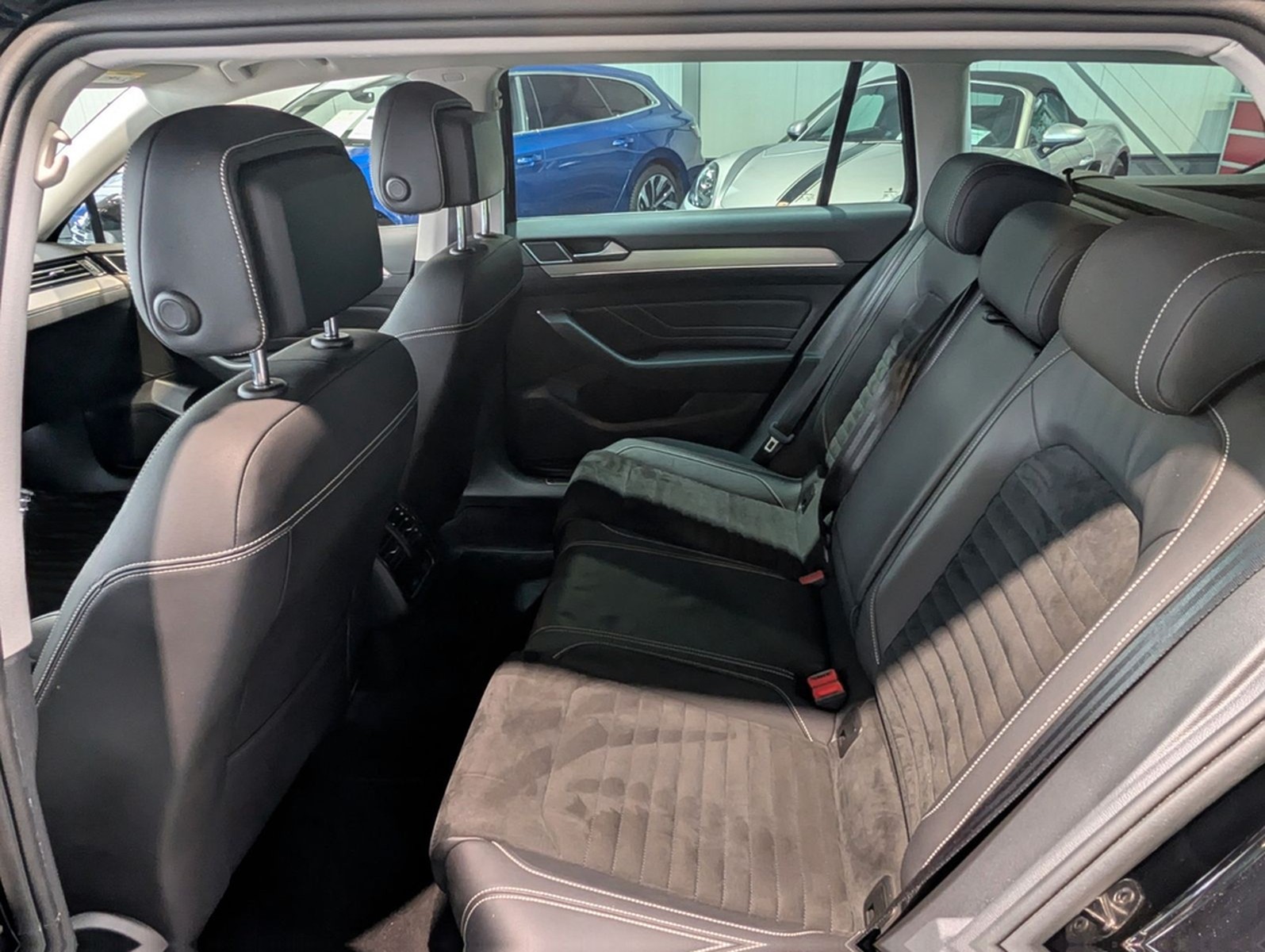 Volkswagen Passat Variant 2.0 TDI SCR DSG Elegance R-Line foto 9