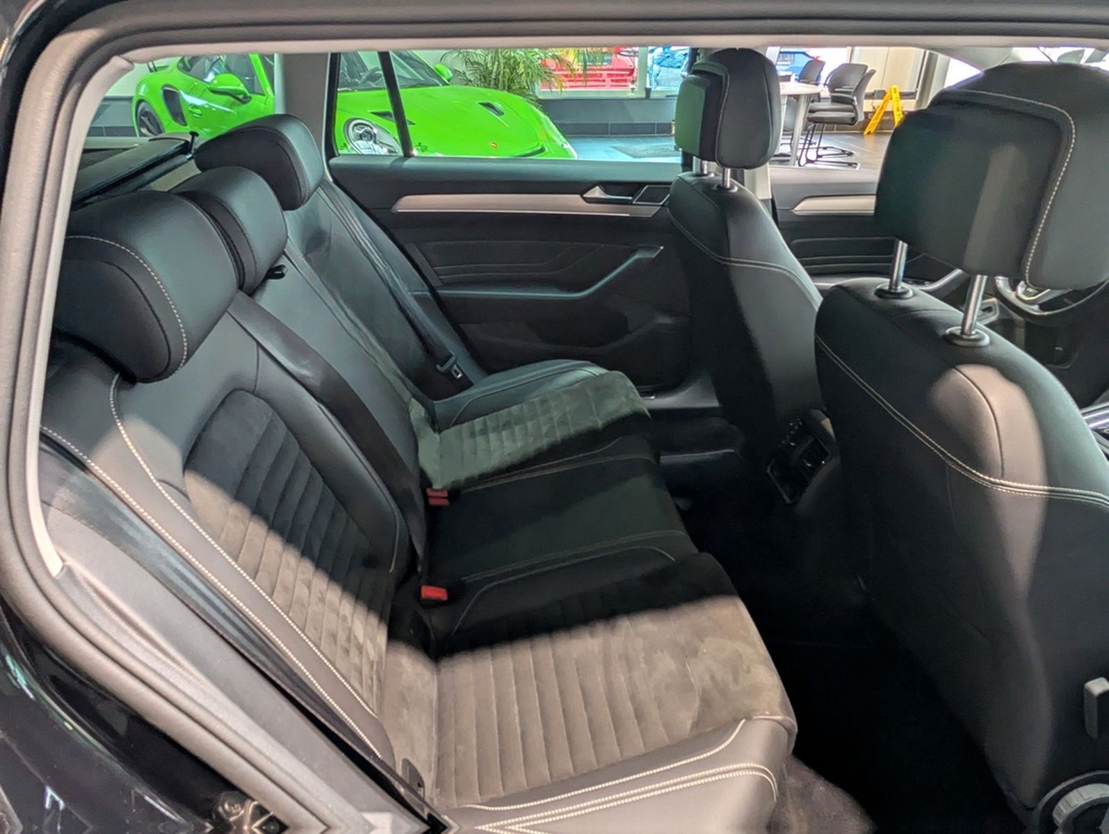 Volkswagen Passat Variant 2.0 TDI SCR DSG Elegance R-Line foto 10
