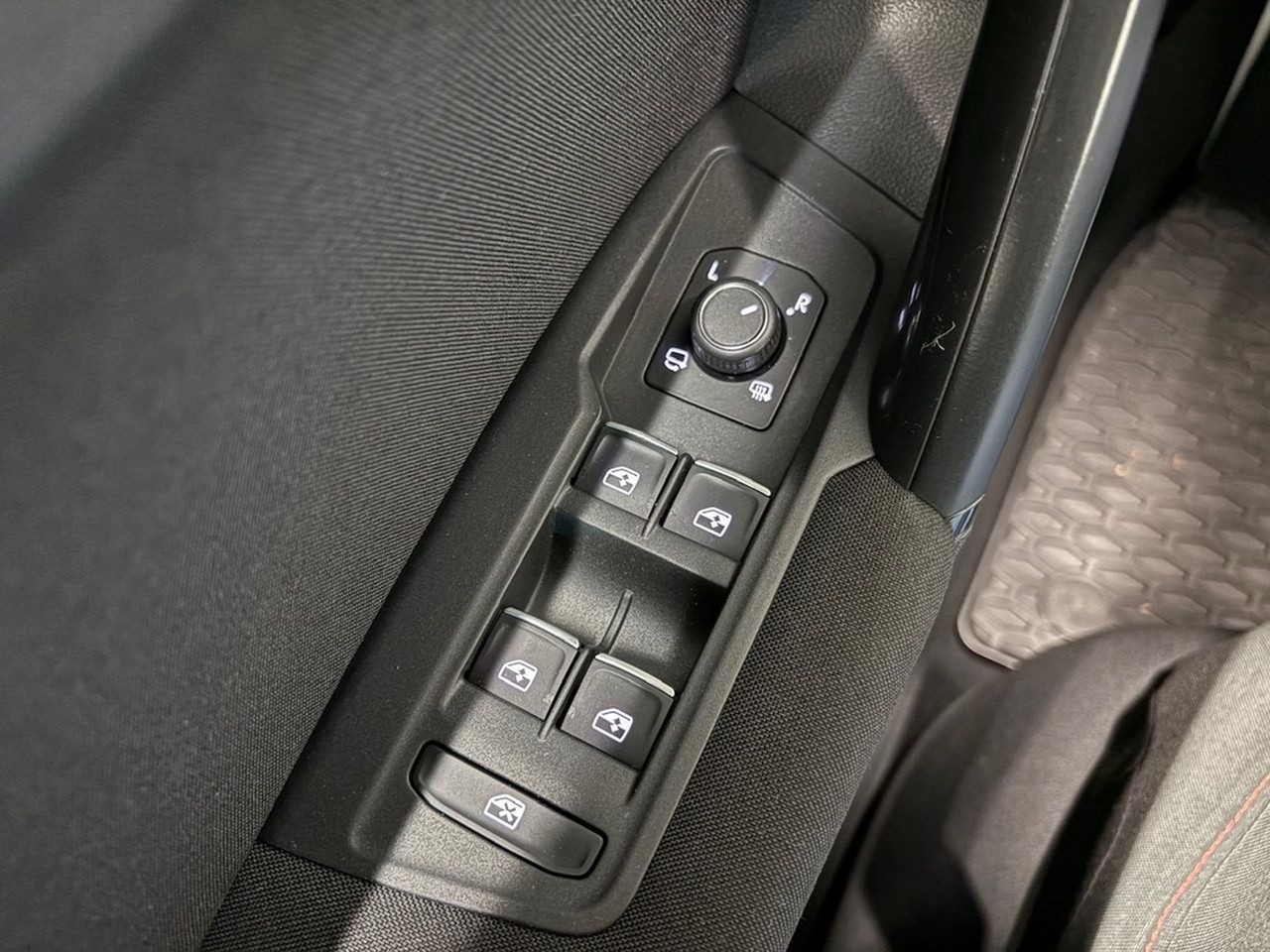 Volkswagen Tiguan Sound 1.4 TSI DSG R-LINE LED NAVI foto 25