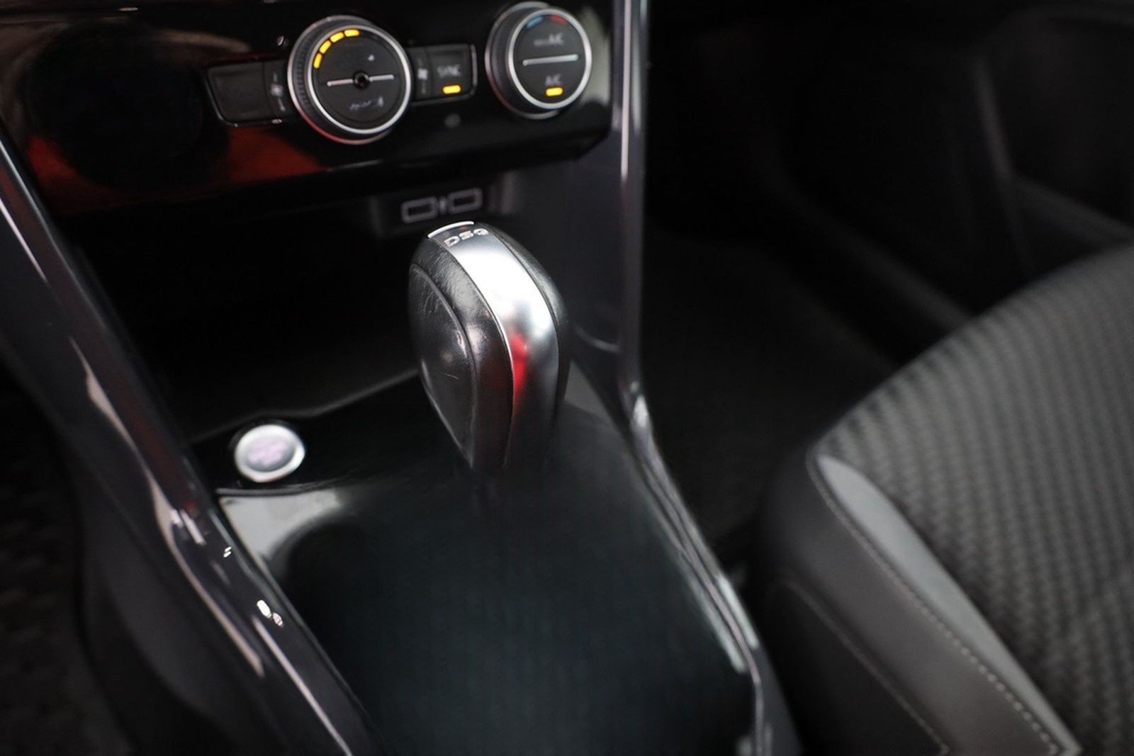 Volkswagen T-Roc 1.5 TSI DSG R-Line LED Navi ACC Kamera foto 13