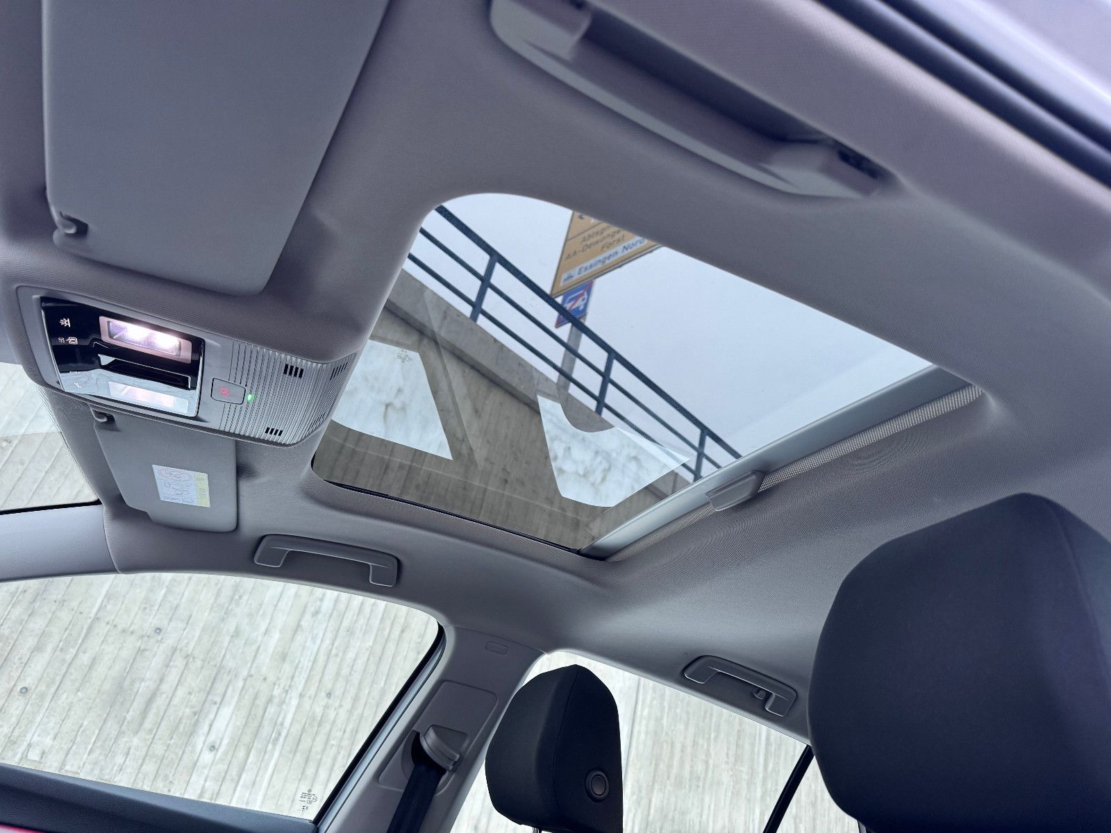 Volkswagen Golf VIII Lim. 2.0 TDI LED Cam ACC Pano SHZ DAB+ foto 9