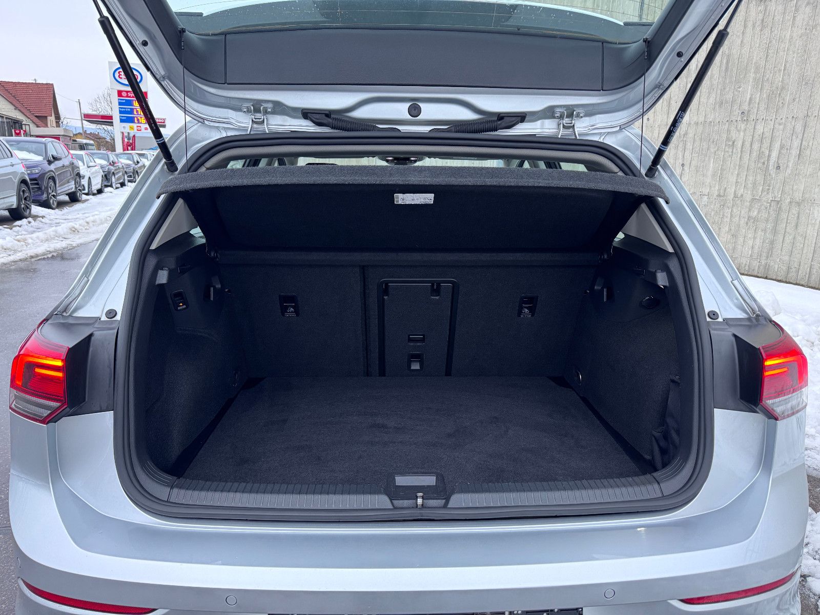 Volkswagen Golf VIII Lim. 2.0 TDI LED Cam ACC Pano SHZ DAB+ foto 10