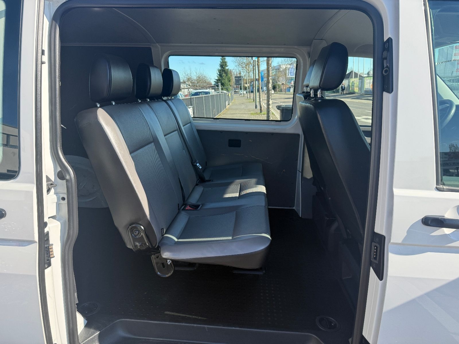 Volkswagen T6.1 Transporter Kombi lang FWD Navi FINANZIERUN foto 13