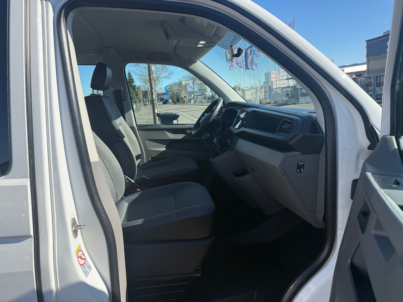 Volkswagen T6.1 Transporter Kombi lang FWD Navi FINANZIERUN foto 19