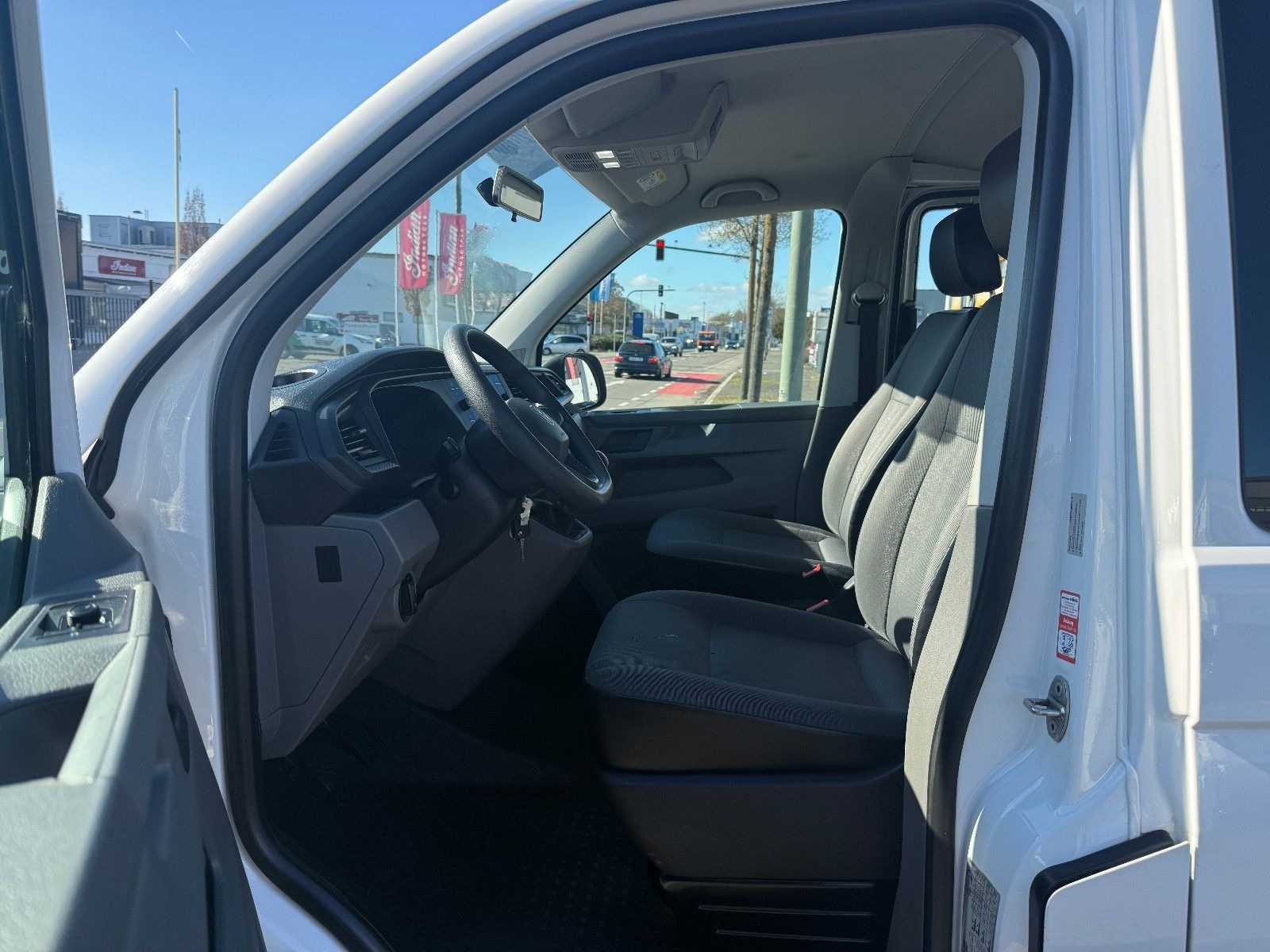 Volkswagen T6.1 Transporter Kombi lang FWD Navi FINANZIERUN foto 9