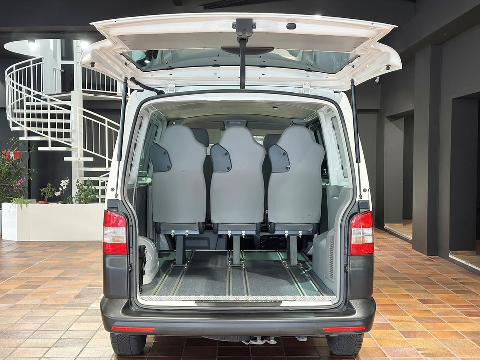 Volkswagen T5 4MOTION KURZ 9SITZER KLIMA STANDHZ BUNDESWEHR foto 6