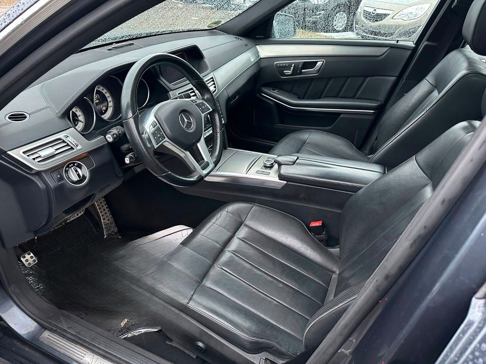 Mercedes-Benz E 500 T AMG Line foto 14