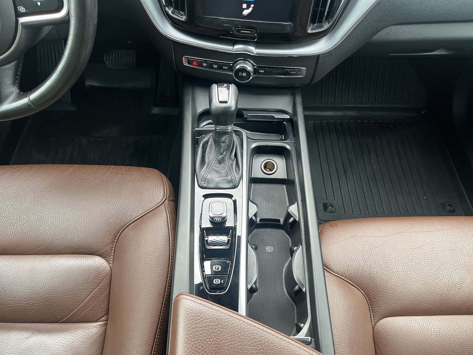 Volvo XC60 D4 Momentum 2WD/AUT/NAVI/19Z/KAMERA/LEDER foto 17