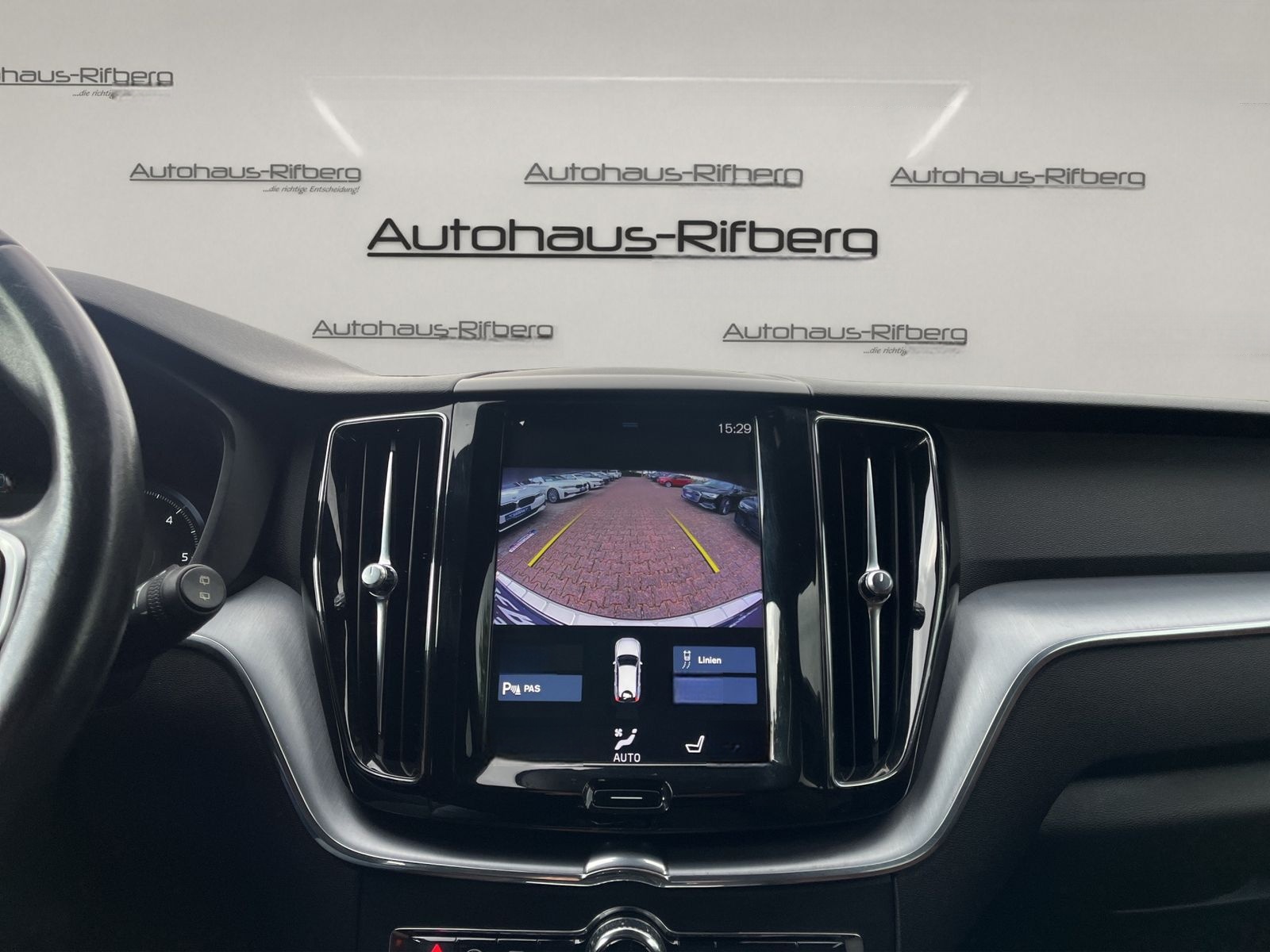 Volvo XC60 D4 Momentum 2WD/AUT/NAVI/19Z/KAMERA/LEDER foto 18