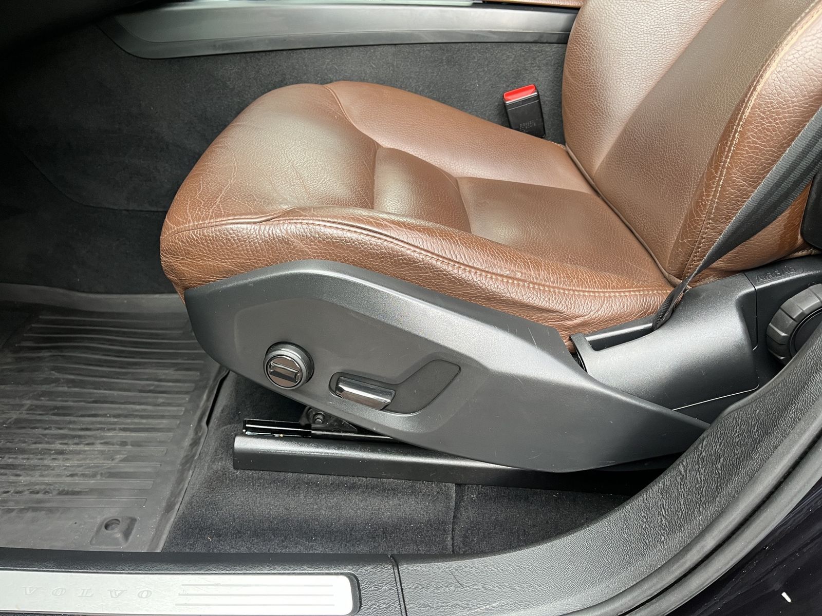 Volvo XC60 D4 Momentum 2WD/AUT/NAVI/19Z/KAMERA/LEDER foto 20