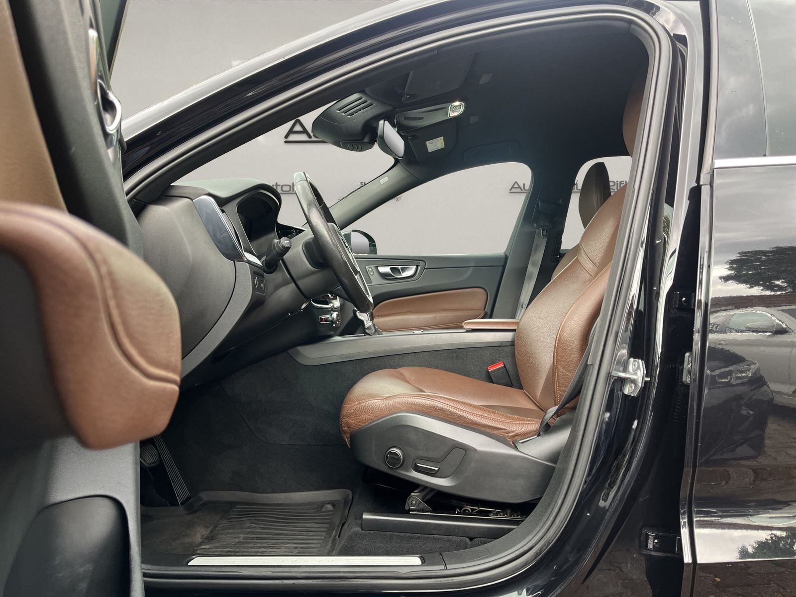 Volvo XC60 D4 Momentum 2WD/AUT/NAVI/19Z/KAMERA/LEDER foto 8