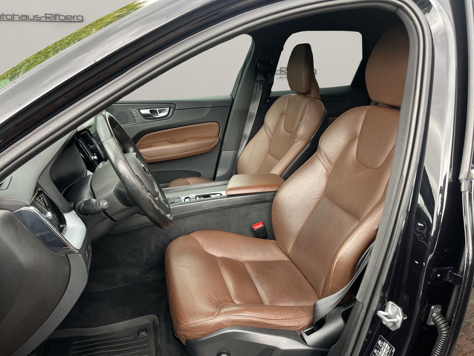 Volvo XC60 D4 Momentum 2WD/AUT/NAVI/19Z/KAMERA/LEDER foto 9