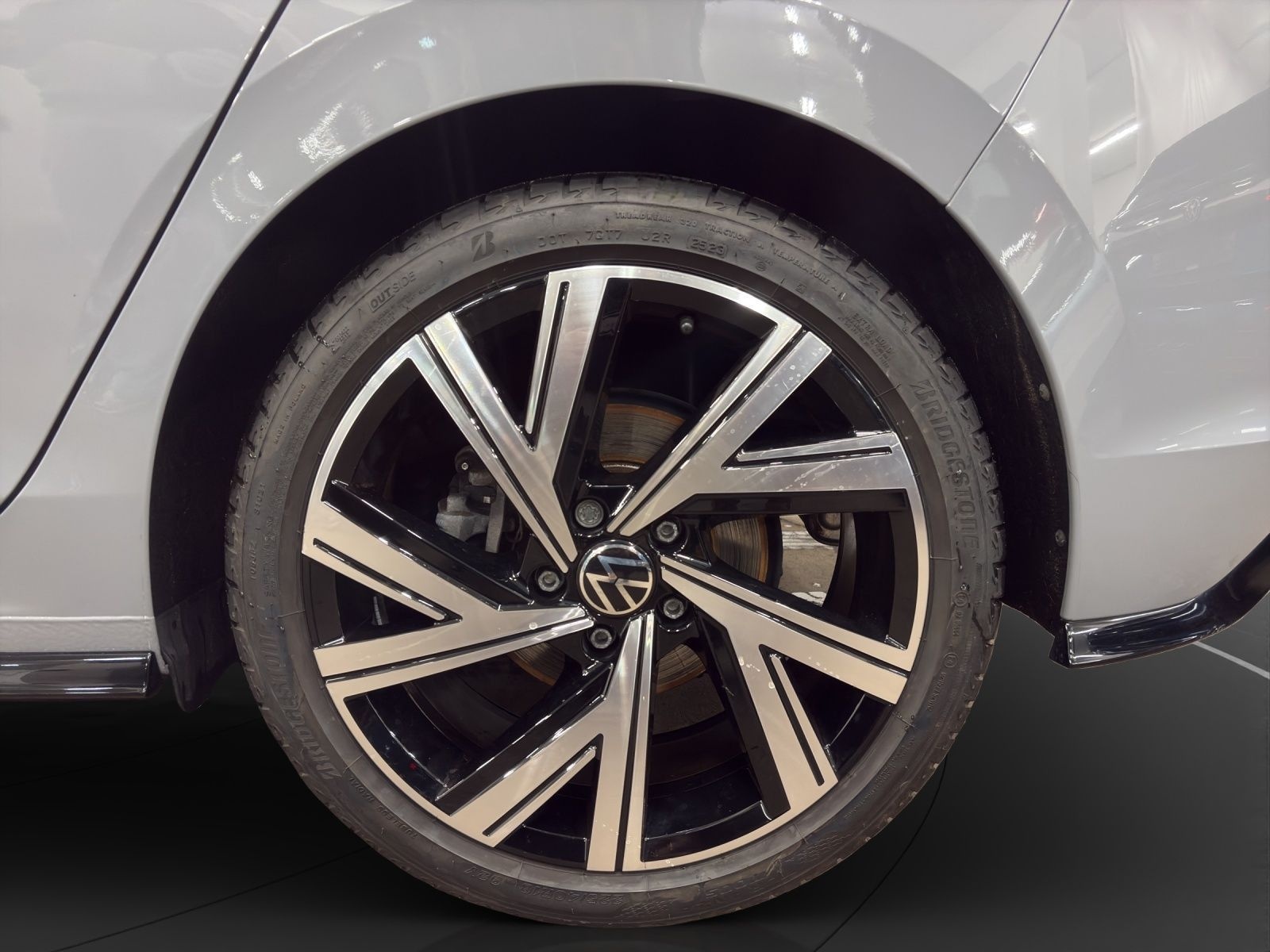 Volkswagen Golf VIII 2.0 TDI R-Line Pano Matrix LM 18" RFK foto 14