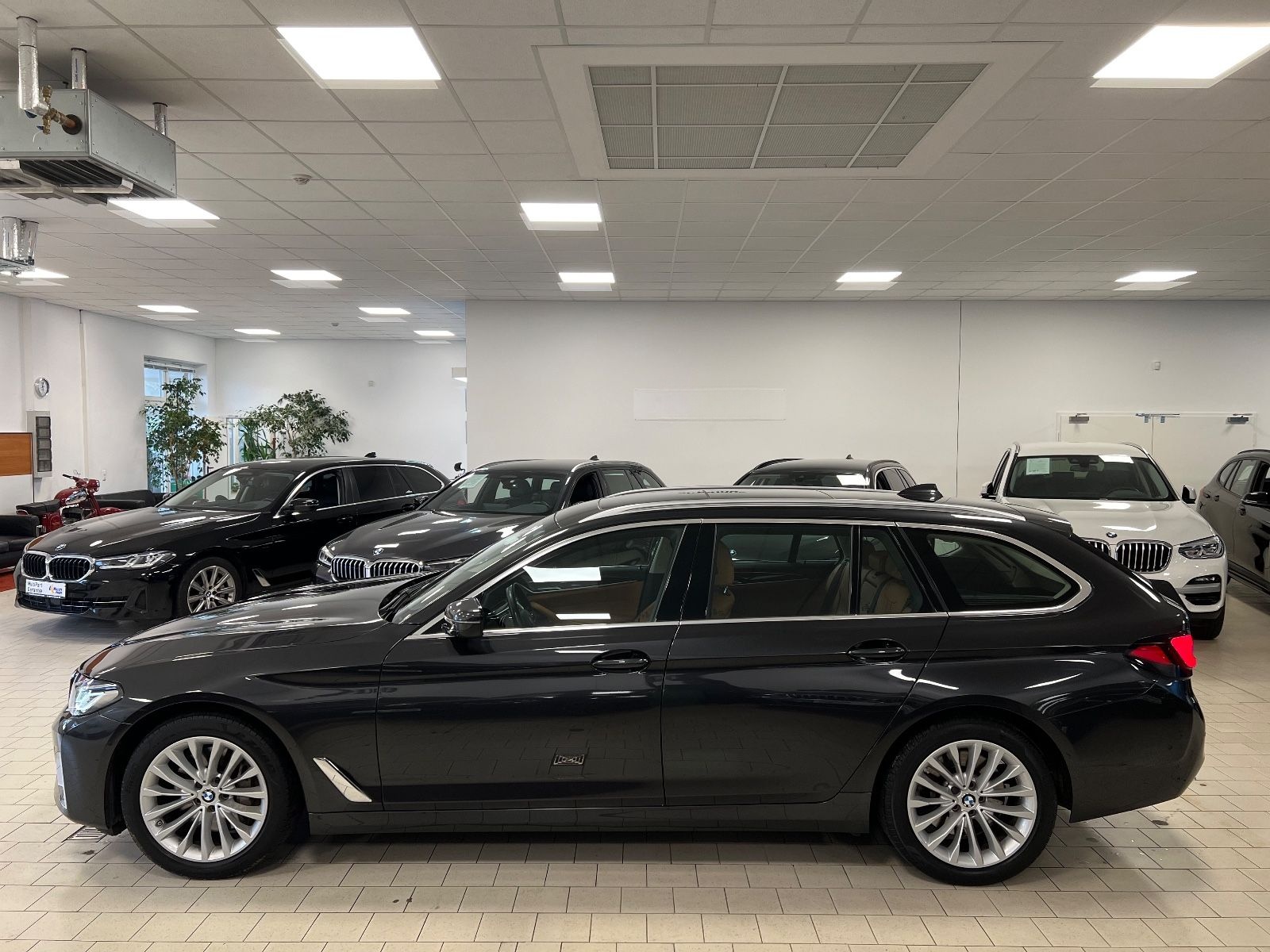 BMW 530d/HUD/Laser/Panor/StandHz/AHK/KomfZg/LuxuryL foto 9