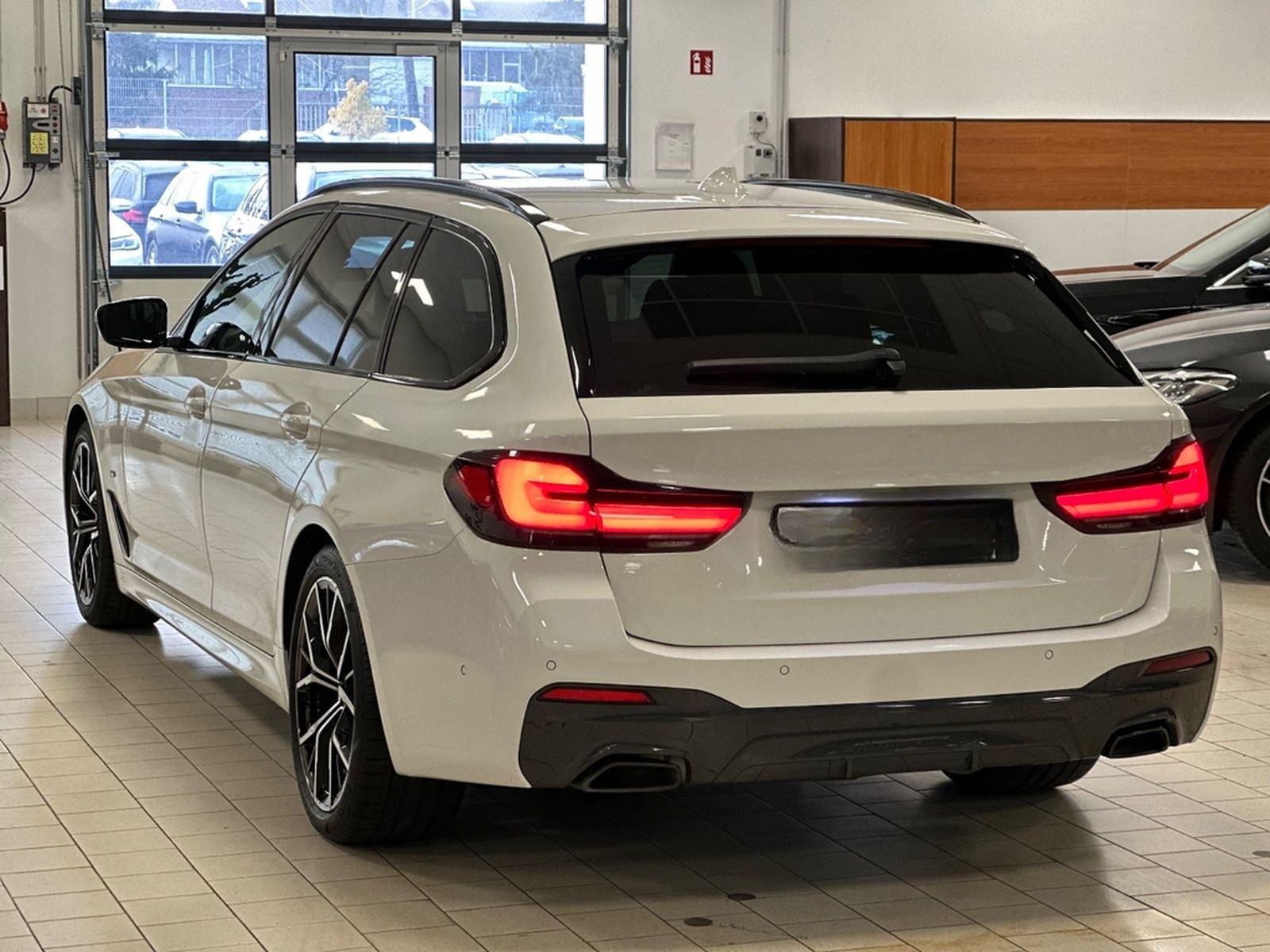 BMW 530i/Aut/LCPProf/Navi/AHK/Park&DrivAss/M-Sport foto 9