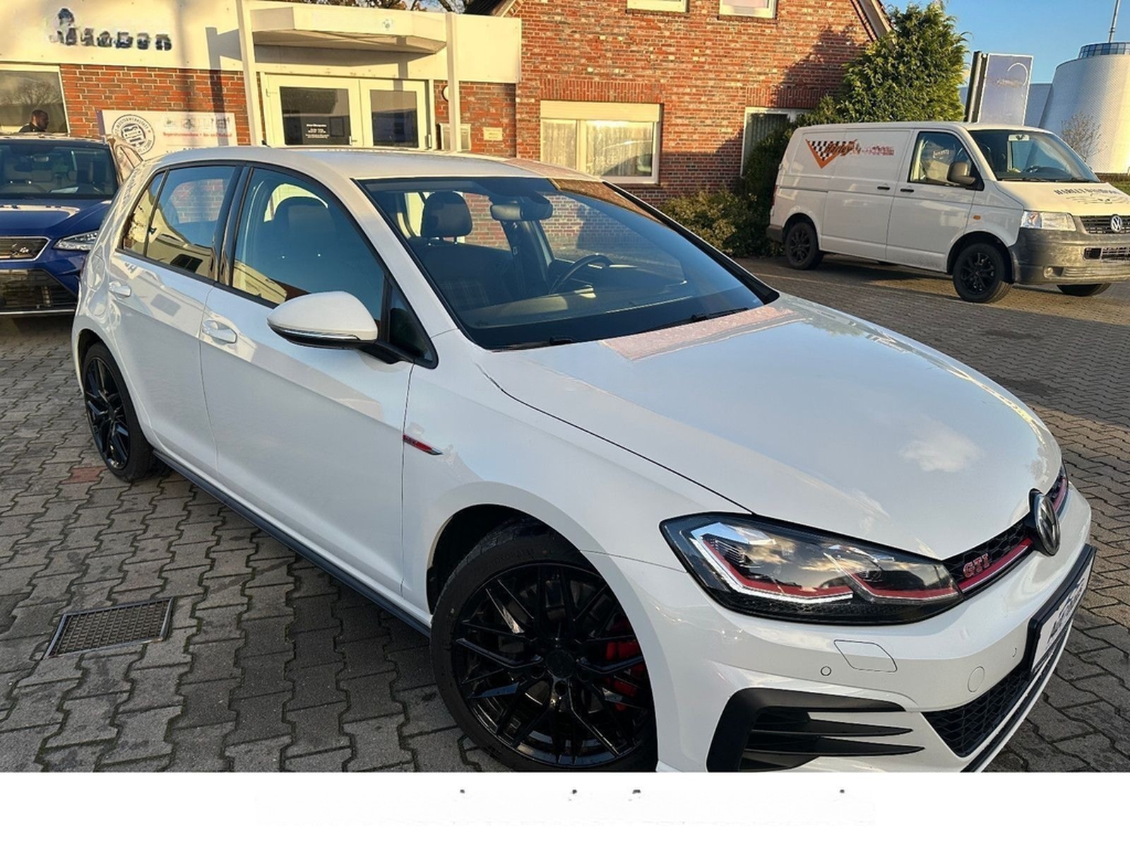 Volkswagen Golf Lim. GTI Performance 245 PS*DSG*SHZ*LED* foto 2