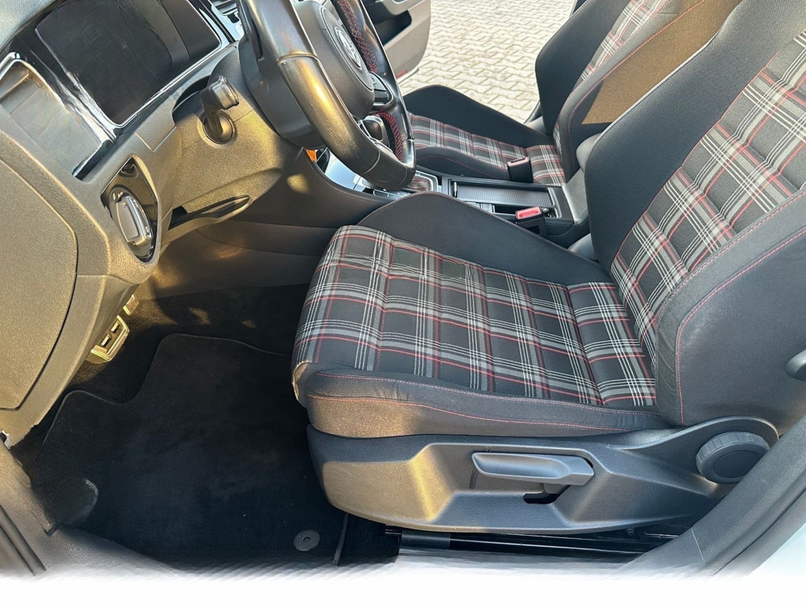 Volkswagen Golf Lim. GTI Performance 245 PS*DSG*SHZ*LED* foto 12