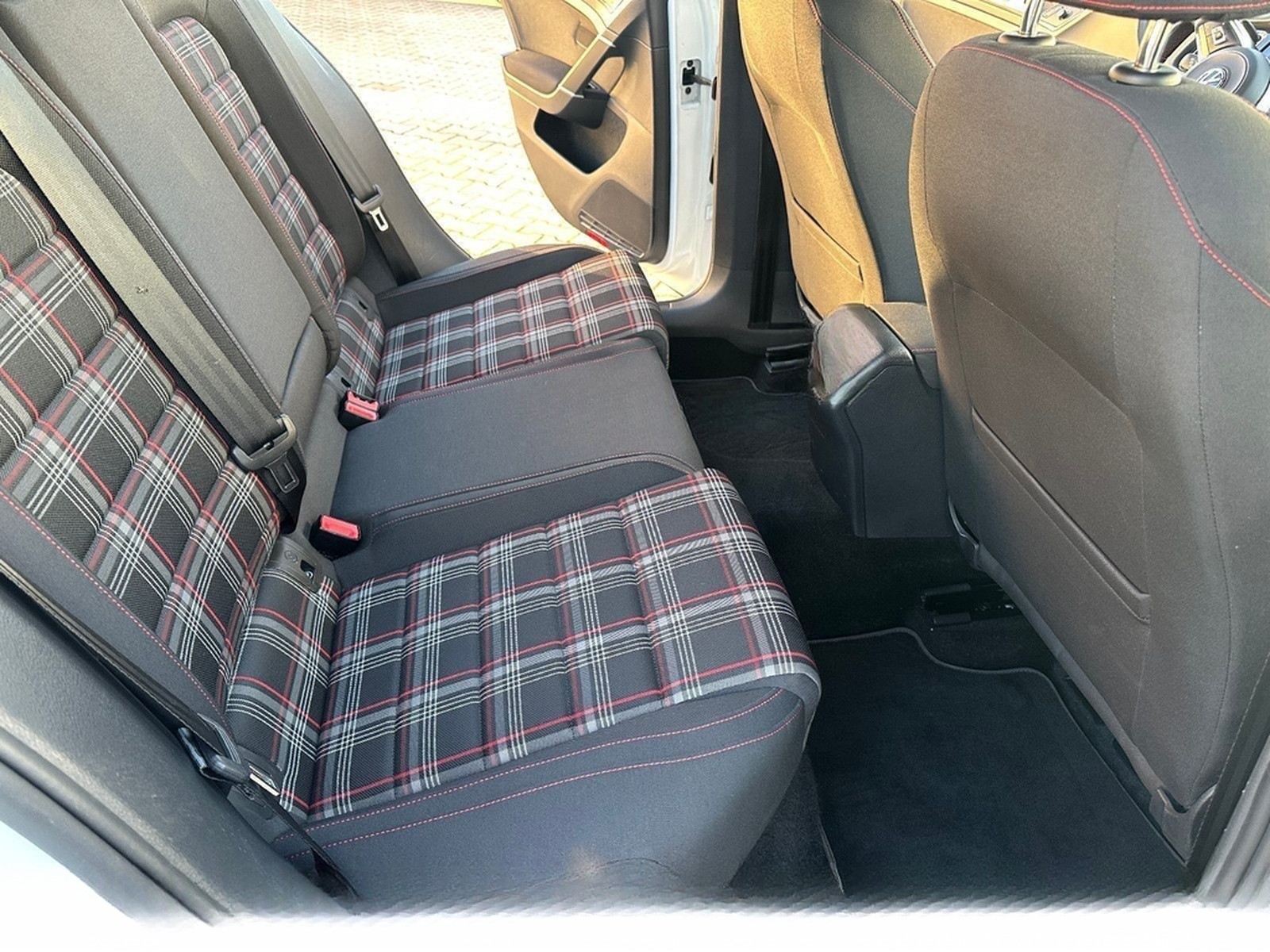 Volkswagen Golf Lim. GTI Performance 245 PS*DSG*SHZ*LED* foto 15