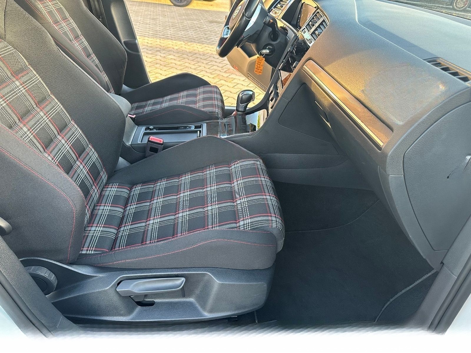 Volkswagen Golf Lim. GTI Performance 245 PS*DSG*SHZ*LED* foto 16