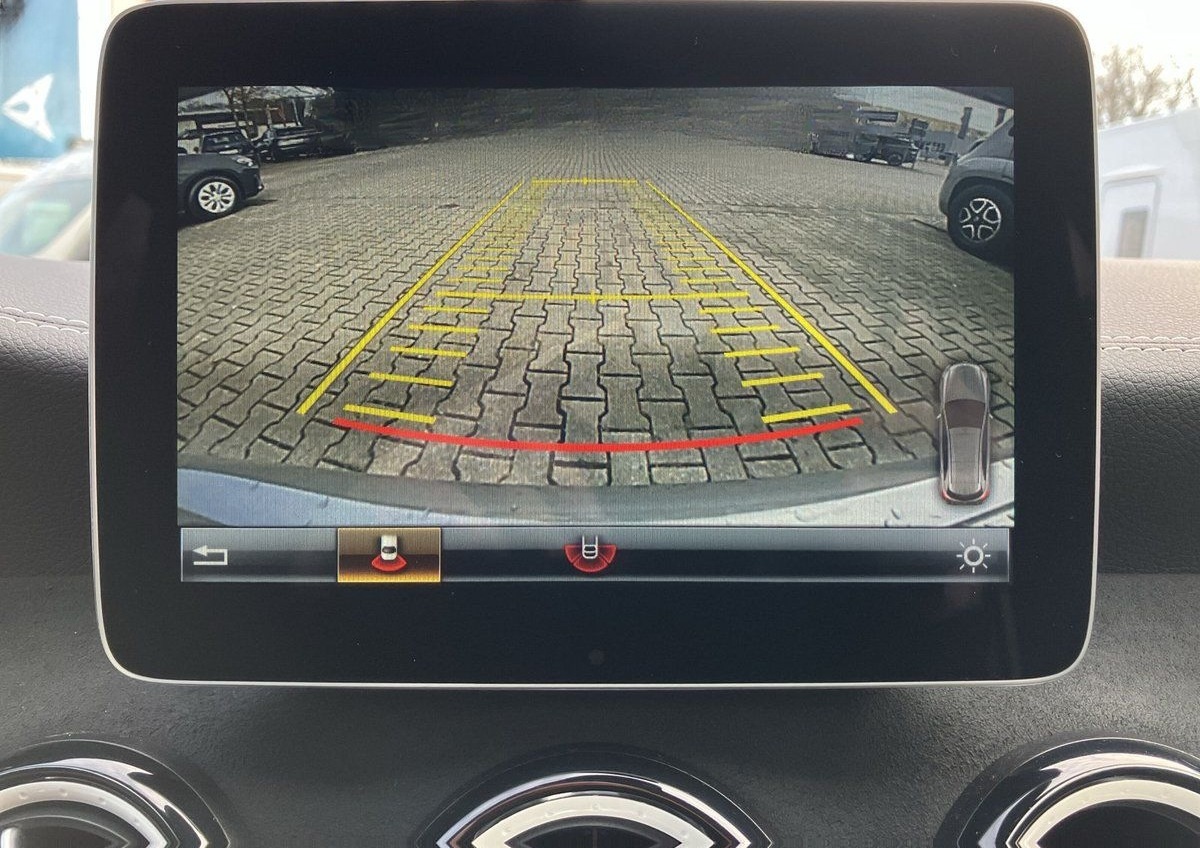 Mercedes-Benz A 180 d AMG Line KAMERA+SHZ+NAVI+PANO foto 32