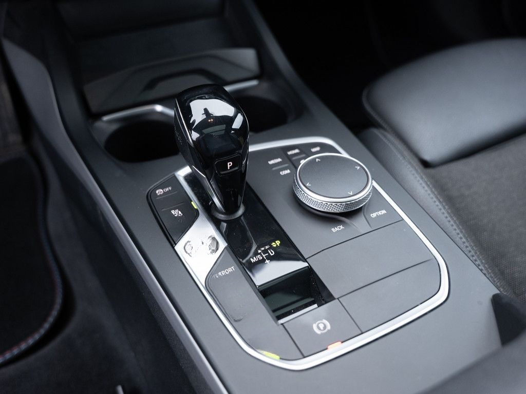 BMW 118d Advantage PANO AHK LED W-LAN NAVI KAMERA foto 21